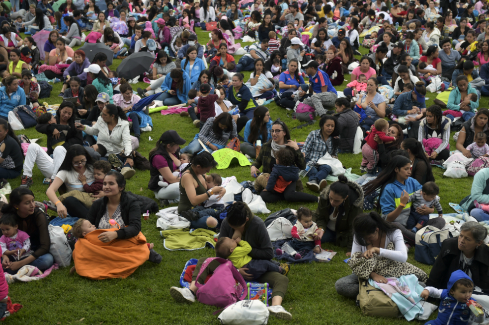 Unas 3.000 madres lactaron a sus bebés en campaña contra la desnutrición infantil en Bogotá