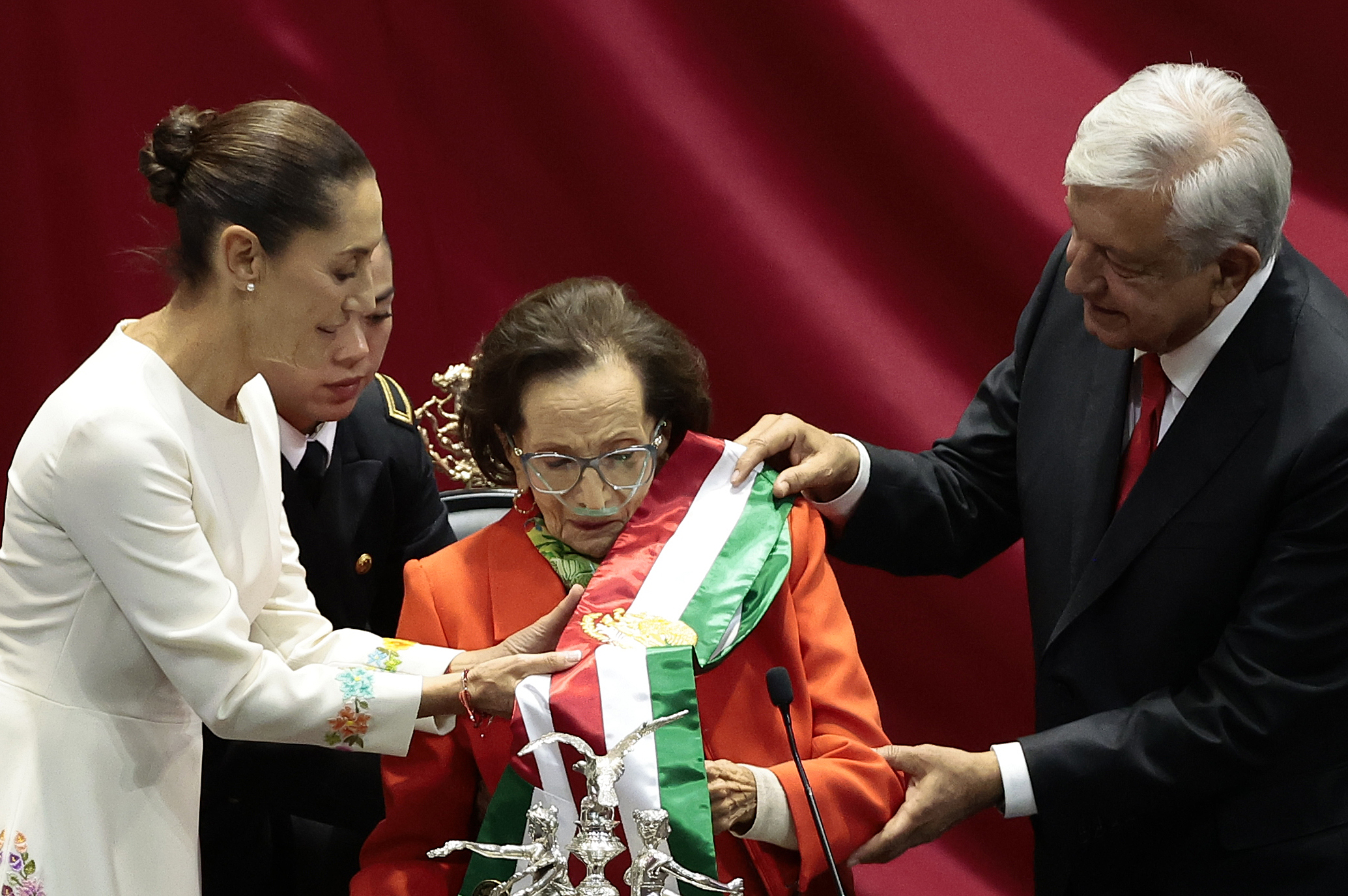 MEX681. CIUDAD DE MÉXICO (MÉXICO), 05/10/2024.- Fotografía de archivo tomada el 1 de octubre que muestra a la presidenta de la Cámara de Diputados de México, Ifigenia Martínez (c), quien falleció este sábado a los 94 años, informó la presidenta de México, Claudia Sheinbaum. EFE/José Méndez