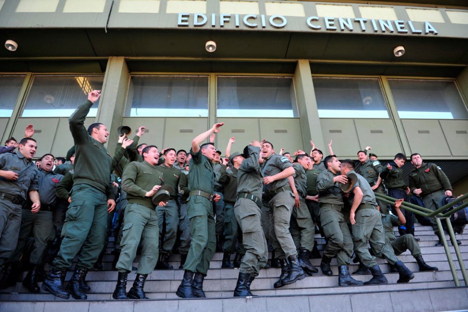 Policía argentina exige aumentos salariales