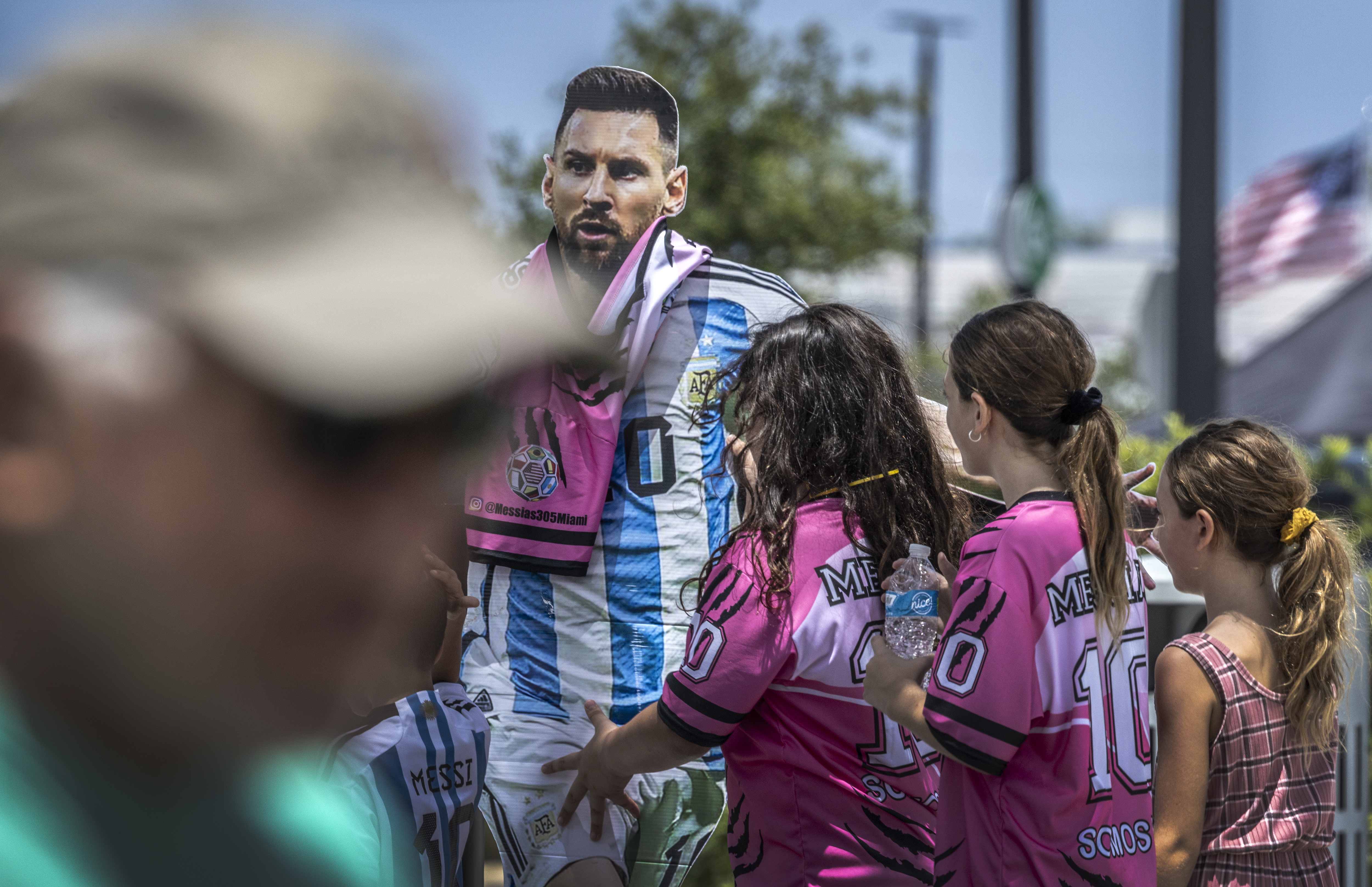 Fort Lauderdale (United States), 11/07/2023.- Soccer fans with a cardboard cutout figure of Argentina's soccer player Lionel Messi wait for his arrival to the DRV PNK Stadium, the home of the Inter Miami CF, in Fort Lauderdale, Florida, USA, 11 July 2023. Messi, who last year lifted the World Cup with Argentina, is expected to be signing a two-and-a-half-year contract with Inter Miami CF. (Mundial de Fútbol, Estados Unidos) EFE/EPA/CRISTOBAL HERRERA-ULASHKEVICH