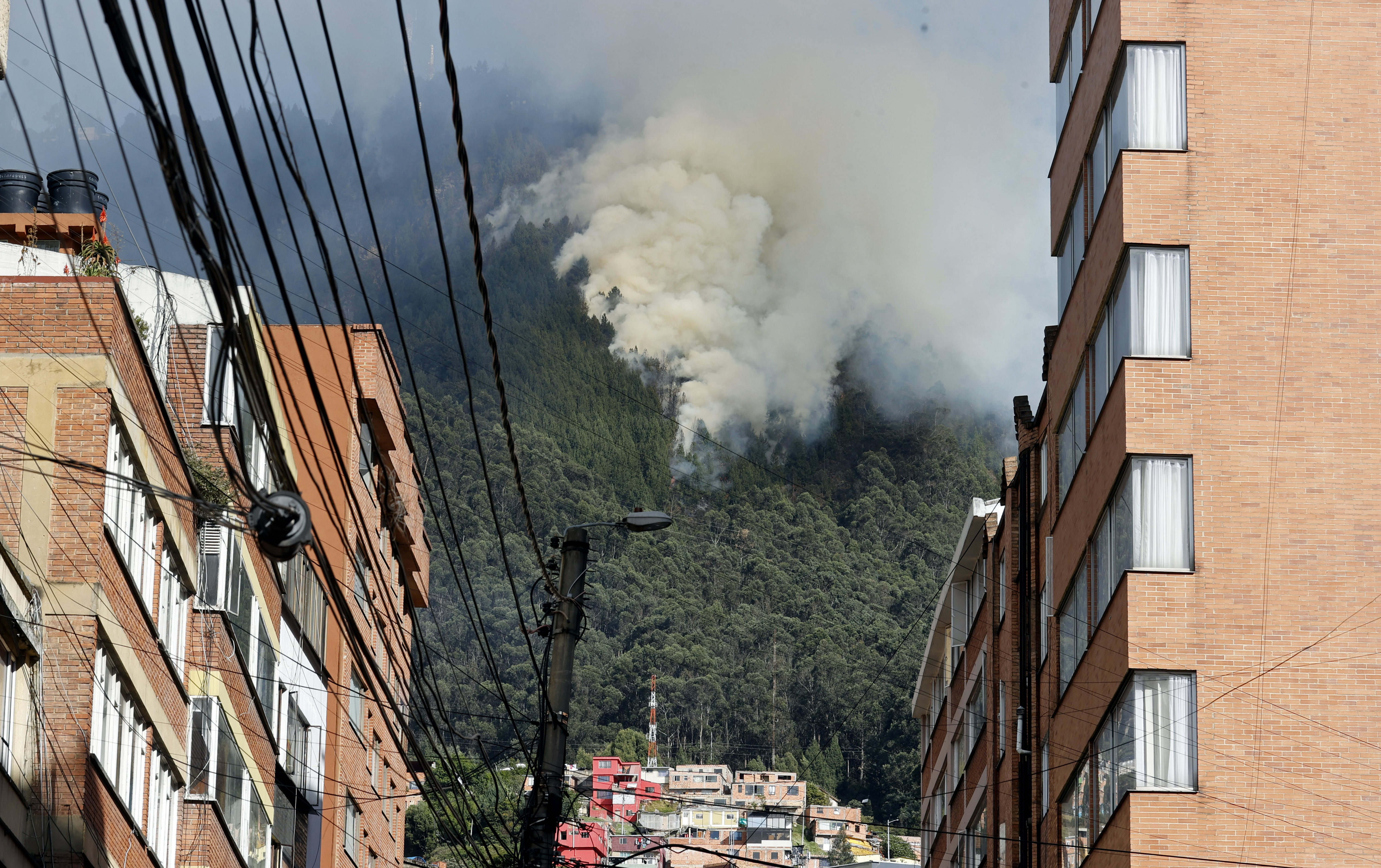 El Paraíso, la lucha del barrio más cercano al incendio de los cerros