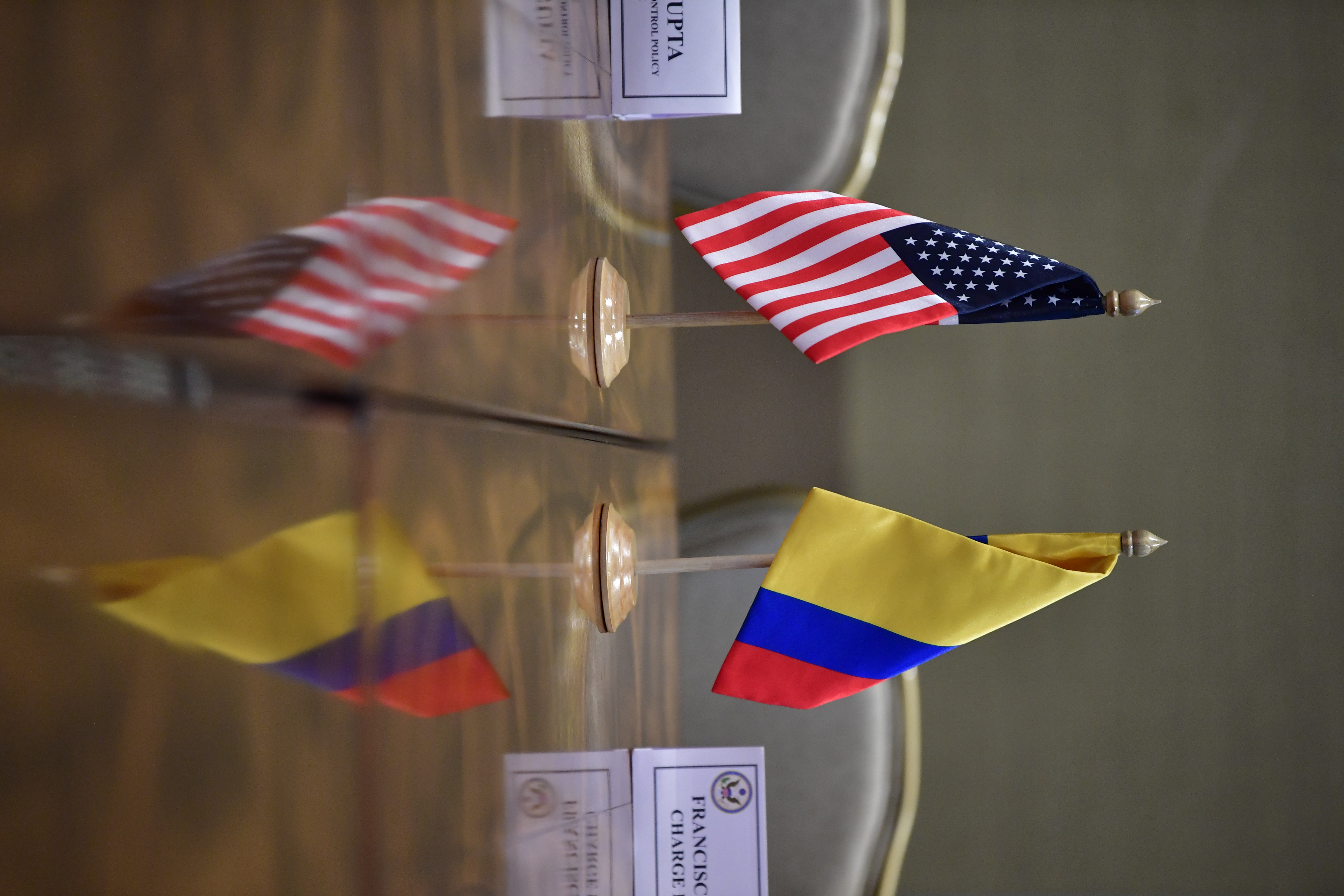 Banderas de Colombia y Estados Unidos