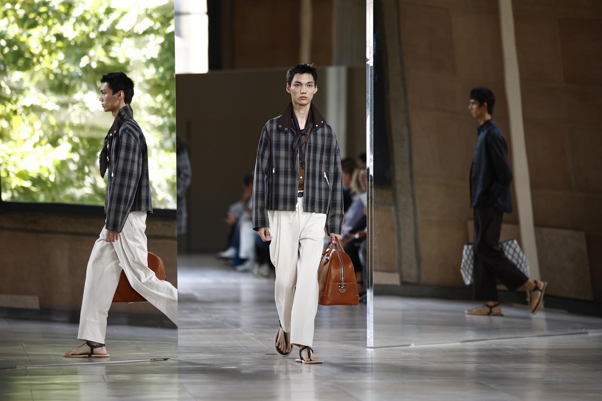 Paris (France), 28/06/2025.- A model presents a creation from the Spring/Summer 2026 collection by French designer Veronique Nichanian for Hermes fashion house during Paris Fashion Week, in Paris, France, 28 June 2025. The men's collections are presented from 24 to 29 June 2025. (Moda, Francia) EFE/EPA/YOAN VALAT