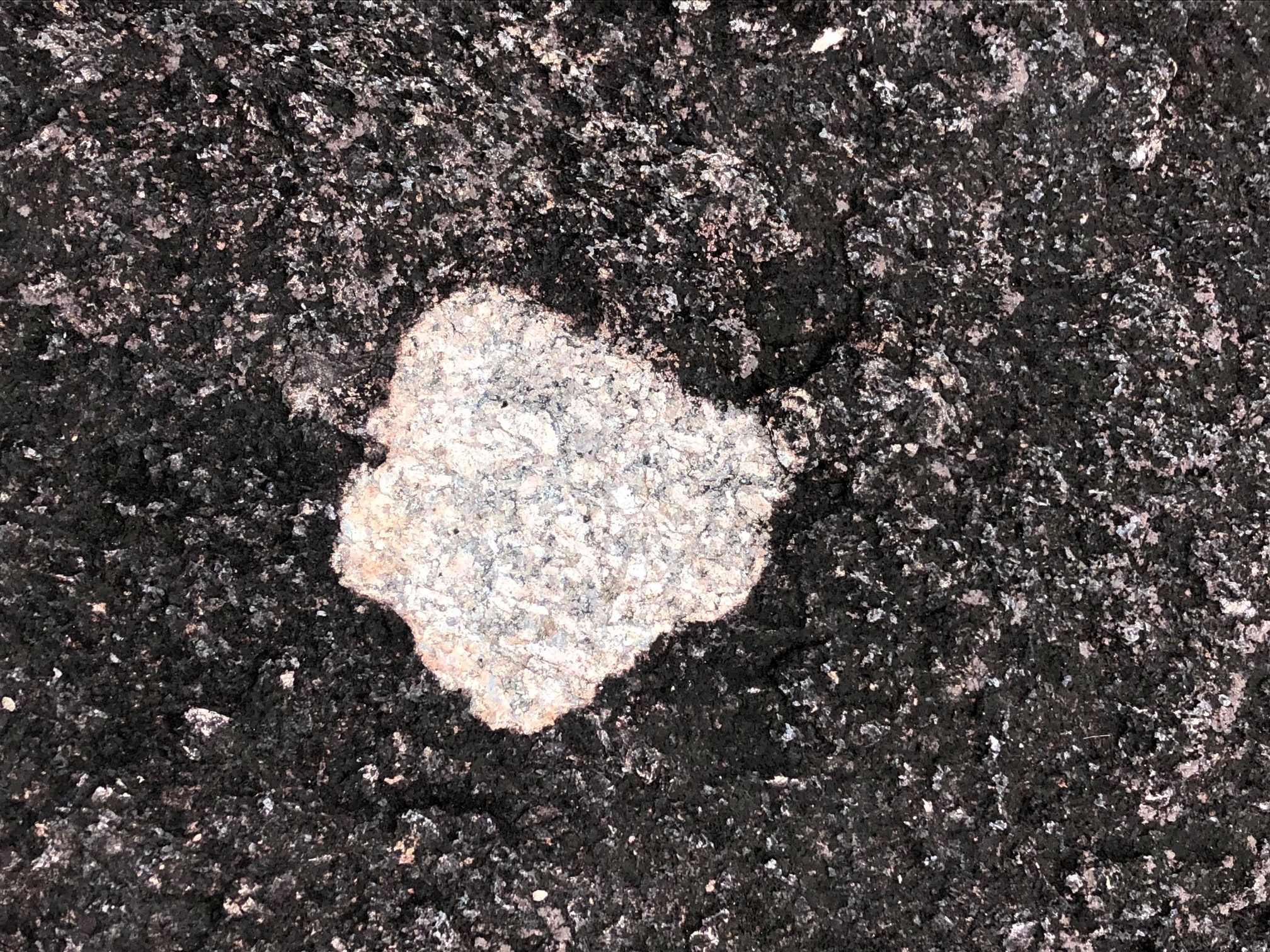 Durante la salida, lo que más encontraron los geólogos, fueron feldespatos, un grupo de minerales que incluyen los potásicos.
