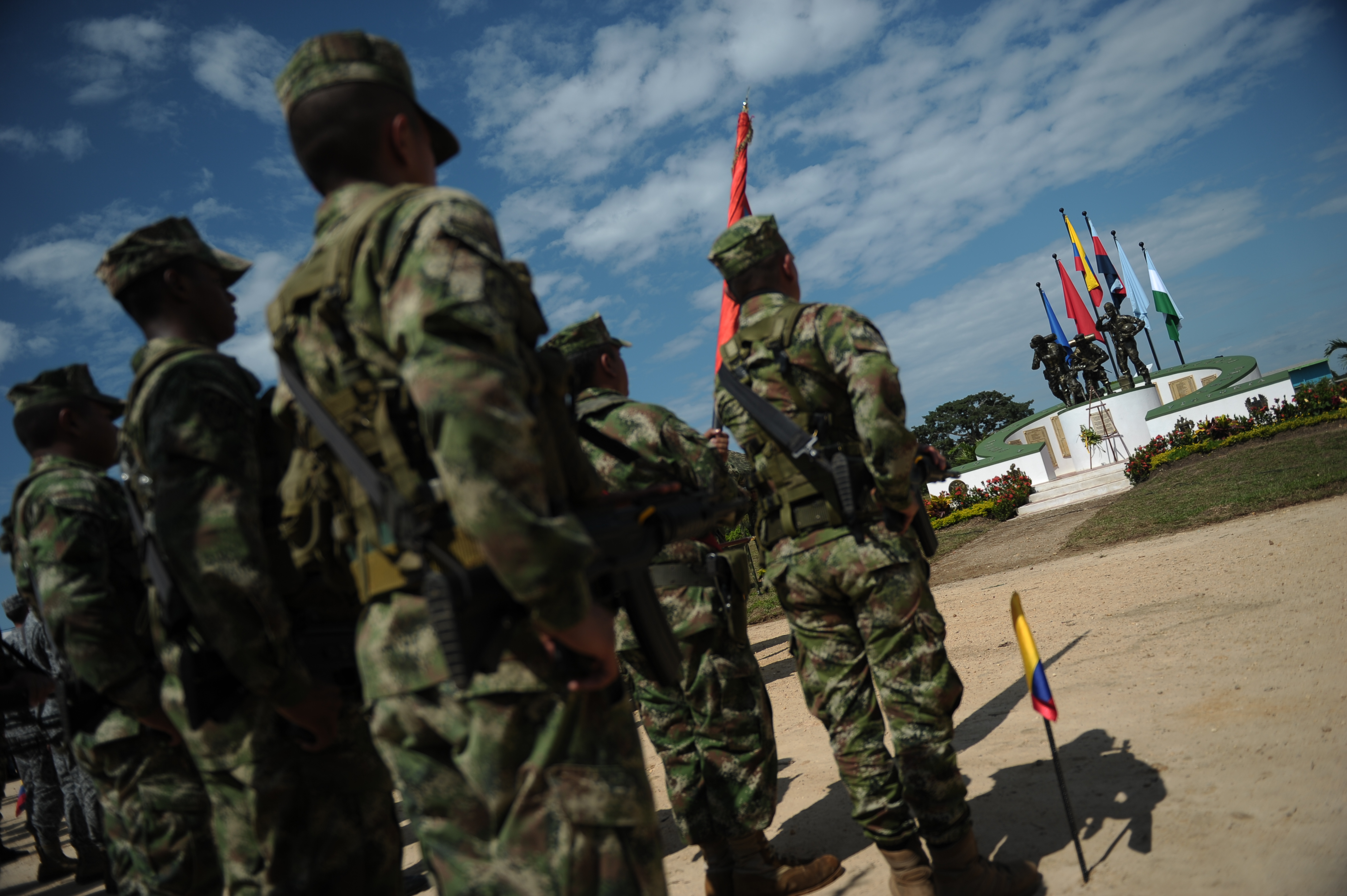 Soldados del ejército inaguran el monumento para honrar la memoria de los héroes caídos en combate de las Fuerzas Militares, se erigió en la Macarena, Meta.