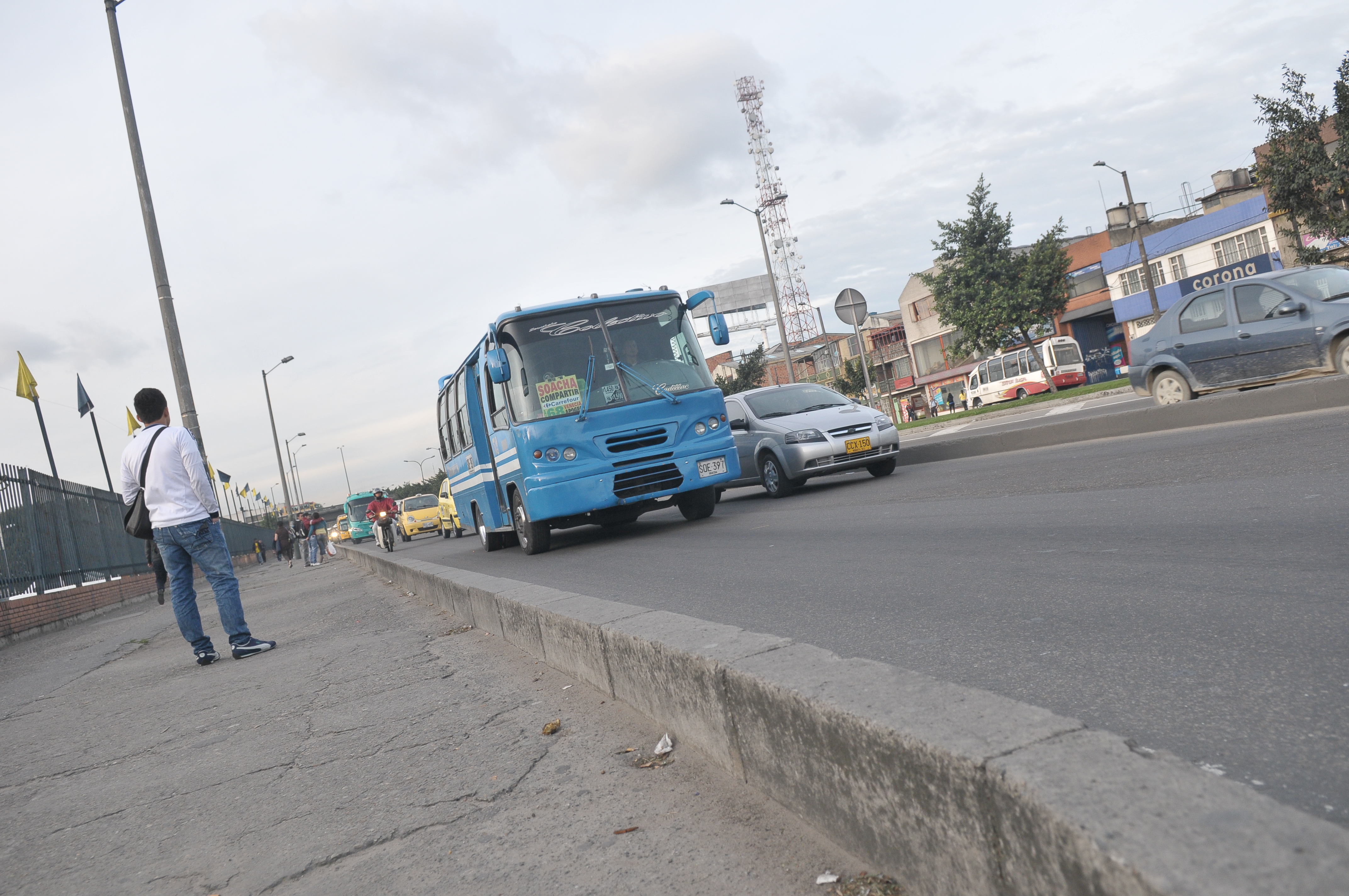 Denuncian robo masivo a bus intermunicipal que dejó a conductor herido en Bogotá