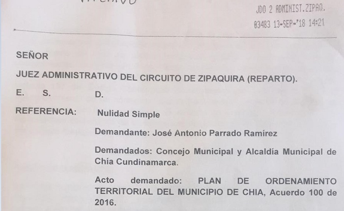 Demanda presentada por José Antonio ParradoDemanda presentada por José Antonio ParradoLos cuestionamientos al POT de Chía son muchos. Carlos Hernández, periodista de la Silla Cachaca, encontró evidencias que indican que el POT de Chía fue calcado del POT de Cajicá, ya que 112 de los 193 artículos del POT de Chía son idénticos a los del municipio vecino y 39, son similares. Además, el POT de Cajicá también ha sido objeto de denuncias y de oposición por parte de la comunidad.