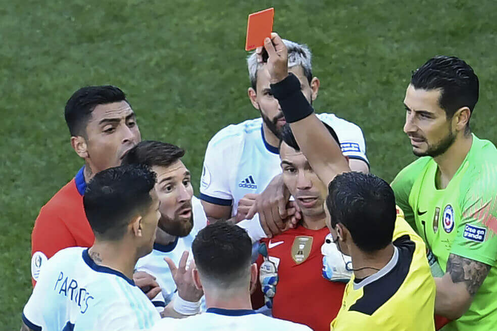 Lionel Messi fue suspendido por un partido y con dinero por la expulsión en Copa América