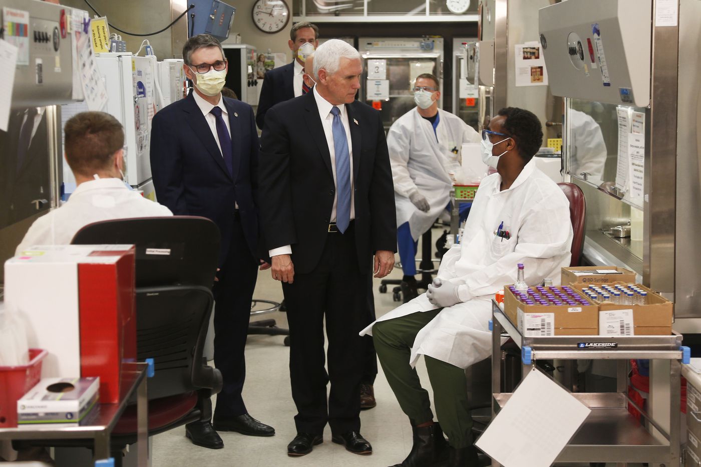 Mike Pence se olvida del tapabocas durante visita a una clínica en Estados Unidos