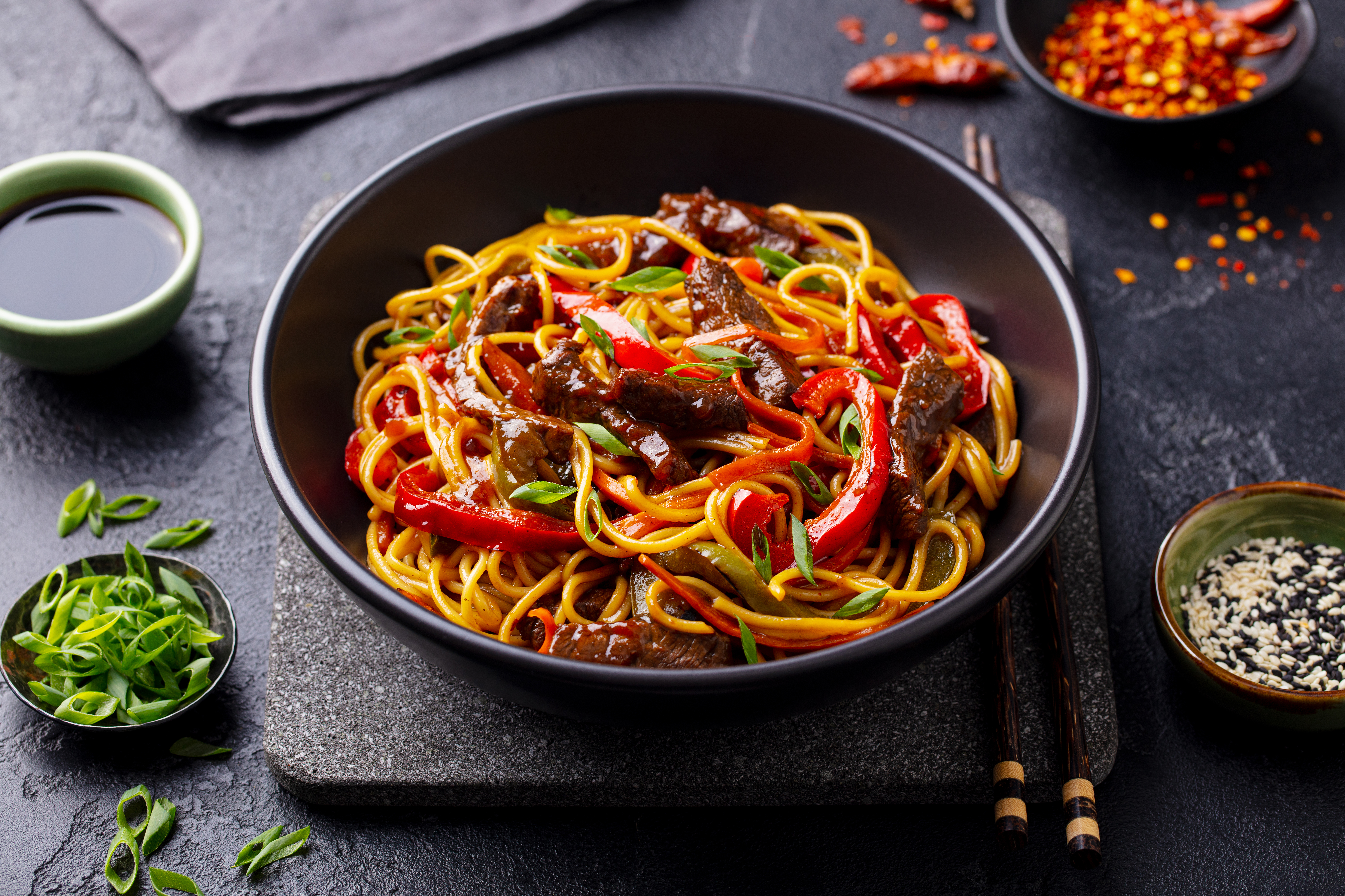 Pasta salteada con carne para el almuerzo