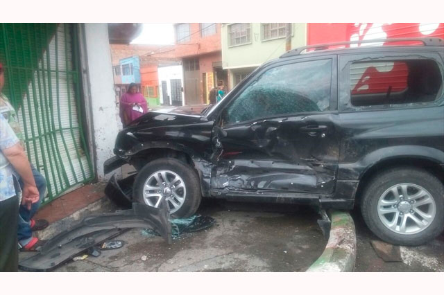 Por maquillarse mientras conducía mujer se estrelló aparatosamente