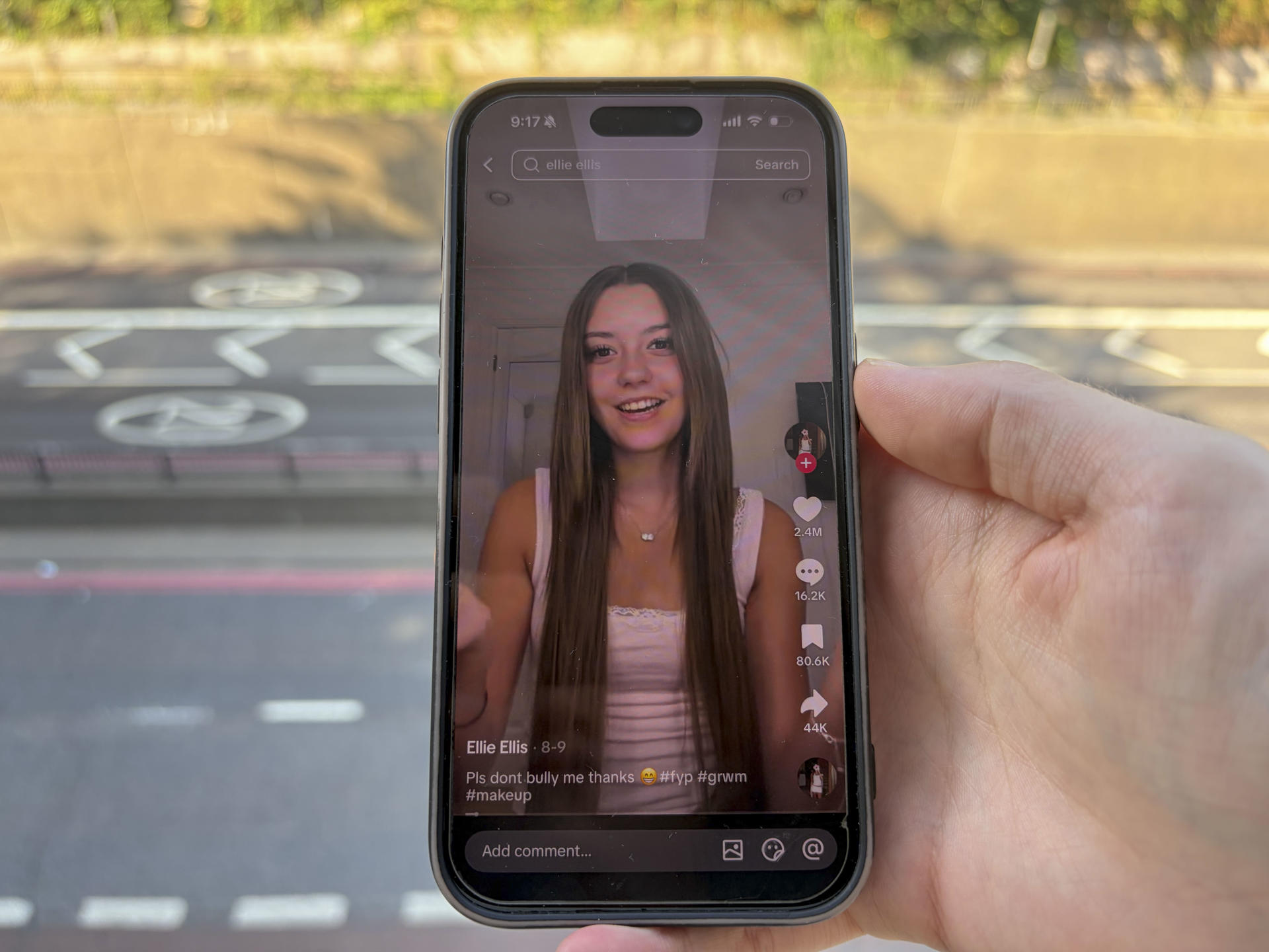 LONDRES, 23/08/2026.- Con apenas una veintena de vídeos y desde su habitación, Ellie Ellis ha logrado sumar más de 750.000 seguidores en TikTok en cuestión de días; pero nadie en la industria de los 'influencers' parece encontrar una explicación sobre cómo esta adolescente británica ha "conquistado" al algoritmo de las redes sociales. EFE/ Raúl Bobé
