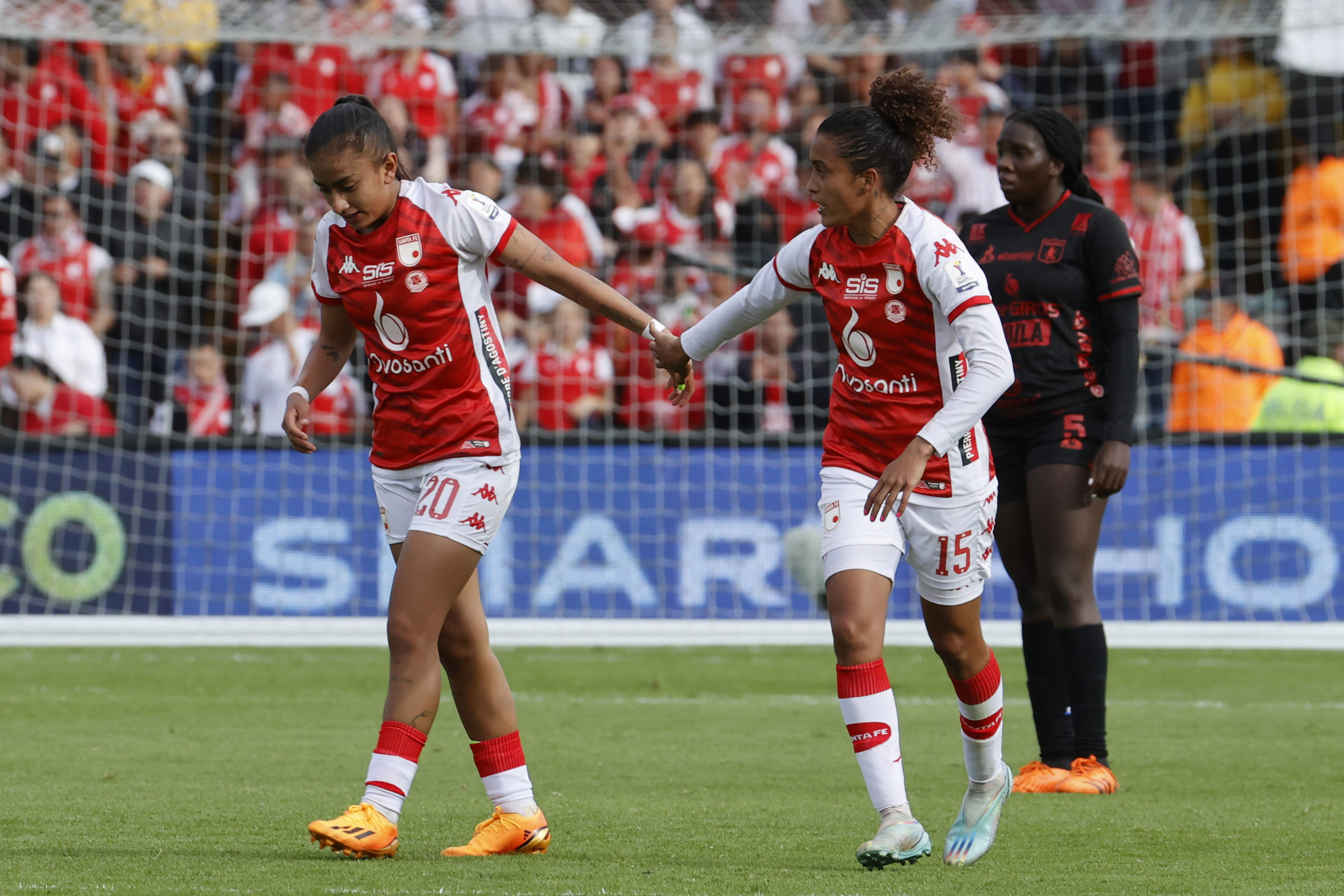 AMDEP4953. BOGOTÁ (COLOMBIA), 25/06/2023.- Karla Viancha (i) de Santa Fe celebra un gol hoy, en el juego de ida de la final de la Liga Femenina del fútbol profesional colombiano entre Santa Fe y América en el estadio El Campín en Bogotá (Colombia). EFE/ Mauricio Dueñas Castañeda