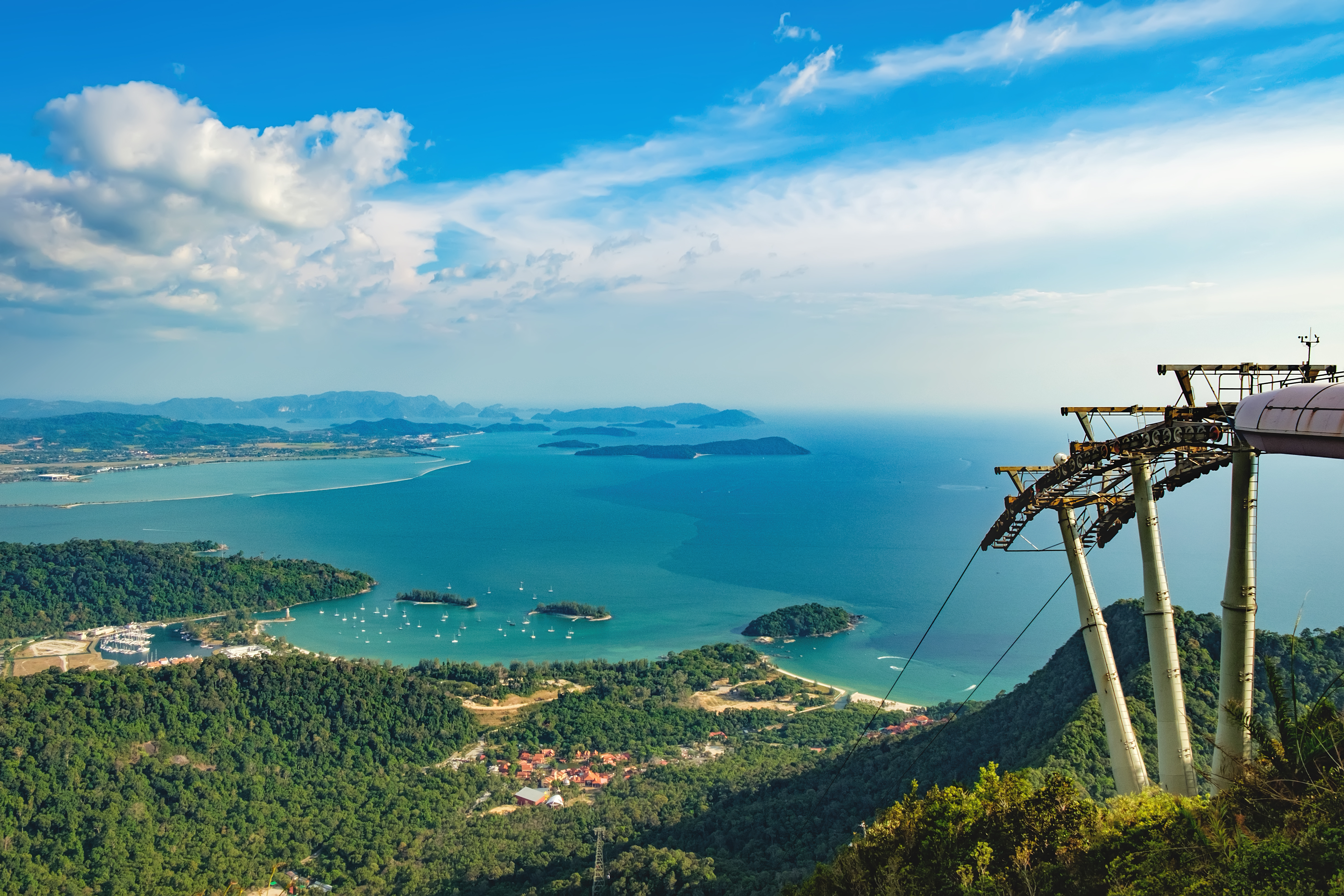 Teleférico hasta la cima de la isla de Langkawi con vista panorámica del cielo azul, el mar y las montañas, en Malasia. El Langkawi SkyCab es una de las principales atracciones de la isla.