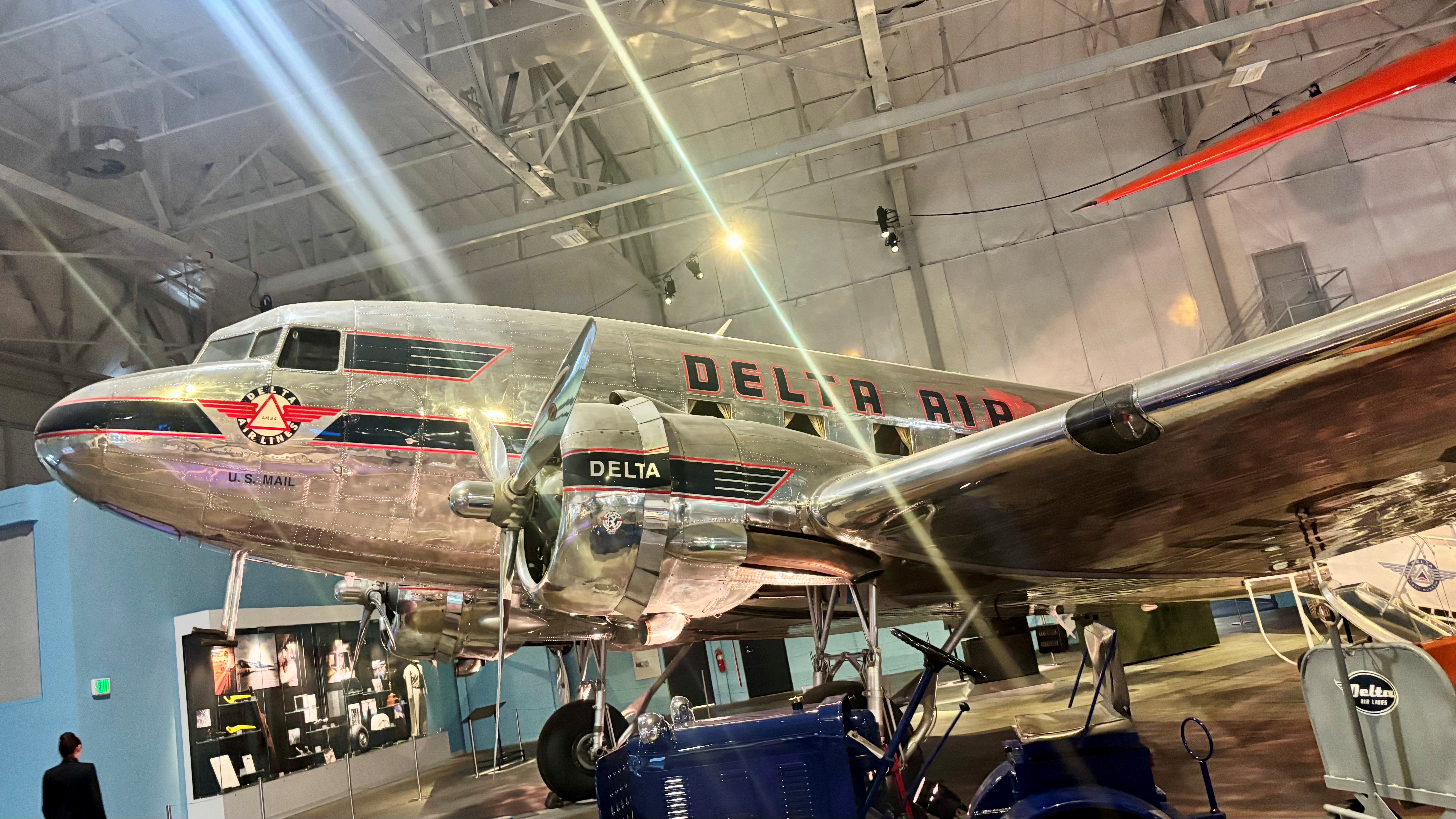 Hace un año, la primera aerolínea estadounidense en celebrar su centenario, Delta reinauguró su Museo de la Aviación  dejando en exhibición buena parte de sus orígenes, primeros aviones y ruta y una experiencia inmersiva para los apasionados de las aeronaves.