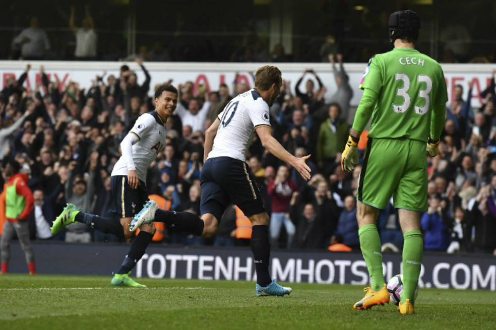 Tottenham gana derbi de Londres y continúa en la lucha por la Premier