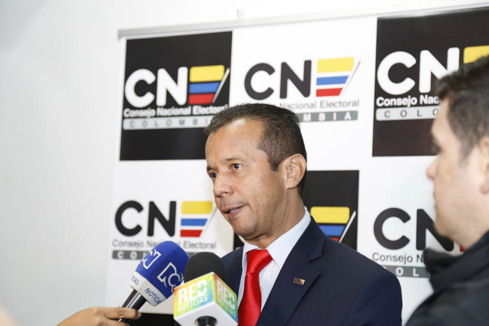 CNE abre investigación a senador Gustavo Petro