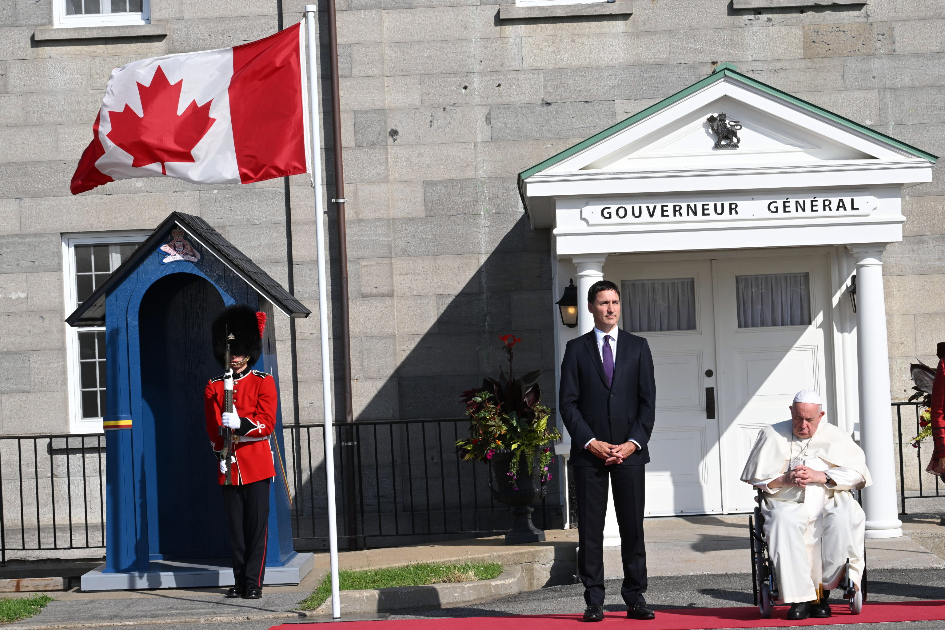 Quebec City (Canada), 27/07/2022.- Canadian Prime Minister Justin Trudeau (2-R) and Canadian Governor General Mary Simon (not pictured) receive Pope Francis (R) at the Citadel of Quebec City, Canada, 27 July 2022. The five-day visit by Pope Francis is the first papal visit to Canada in 20 years. (Papa) EFE/EPA/Ciro Fusco