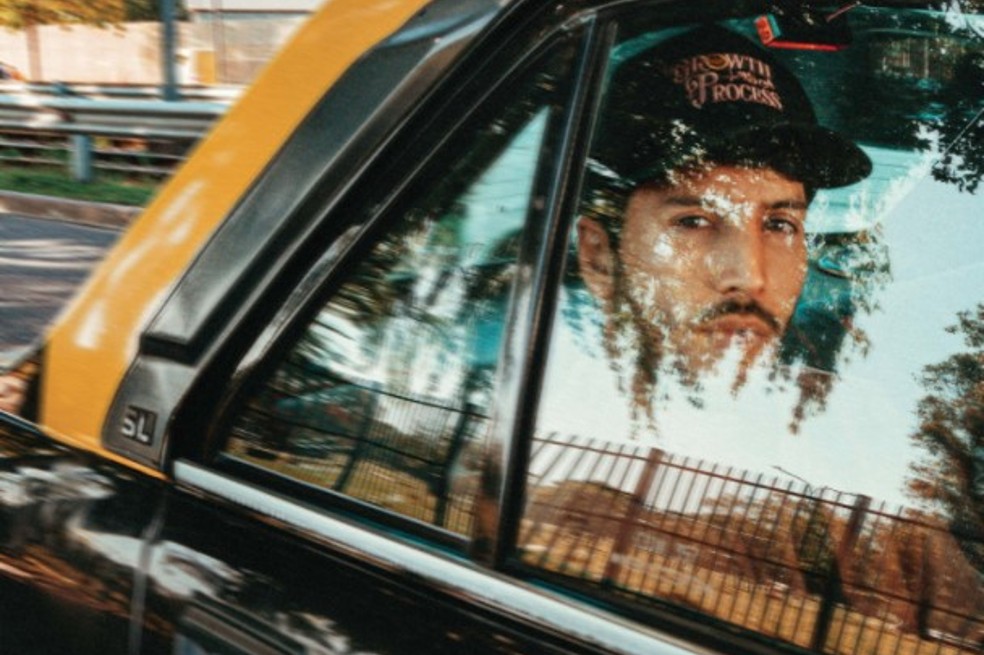 Sebastián Yatra toma vuelo con su nuevo tema “Amor pasajero”