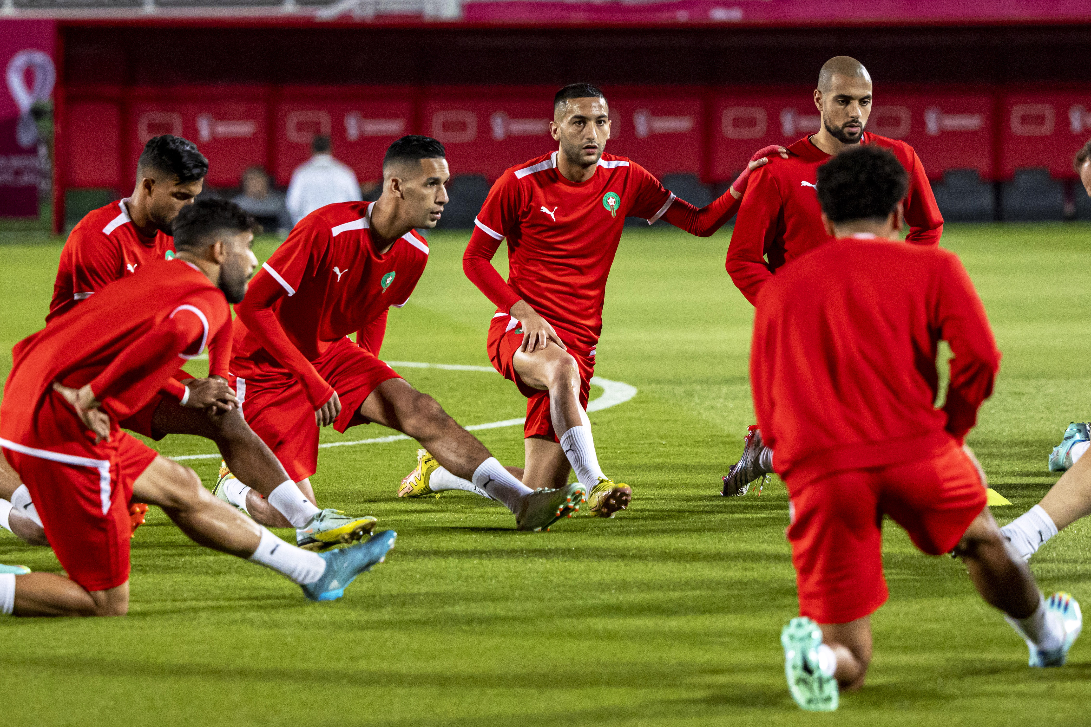 Doha (Qatar), 13/12/2022.- Morocco's Hakim Ziyech (C) and teammates attend their training session in Doha, Qatar, 13 December 2022. Morocco will face France in their FIFA World Cup 2022 semi final soccer match on 14 December 2022. (Mundial de Fútbol, Francia, Marruecos, Catar) EFE/EPA/MARTIN DIVISEK