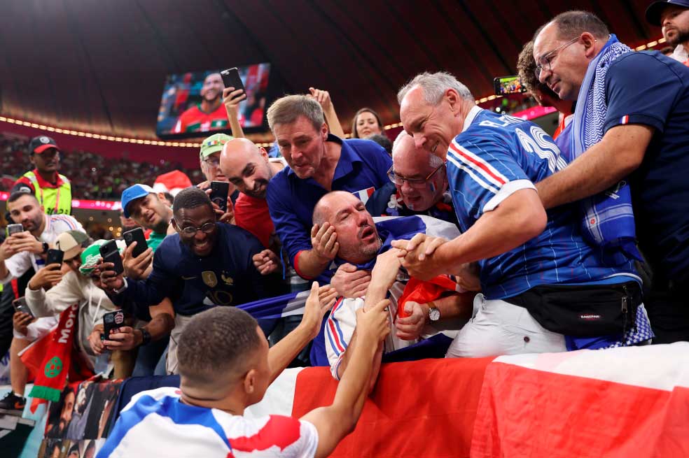 Kylian Mbappé se disculpa con un aficionado por darle un pelotazo en la cara