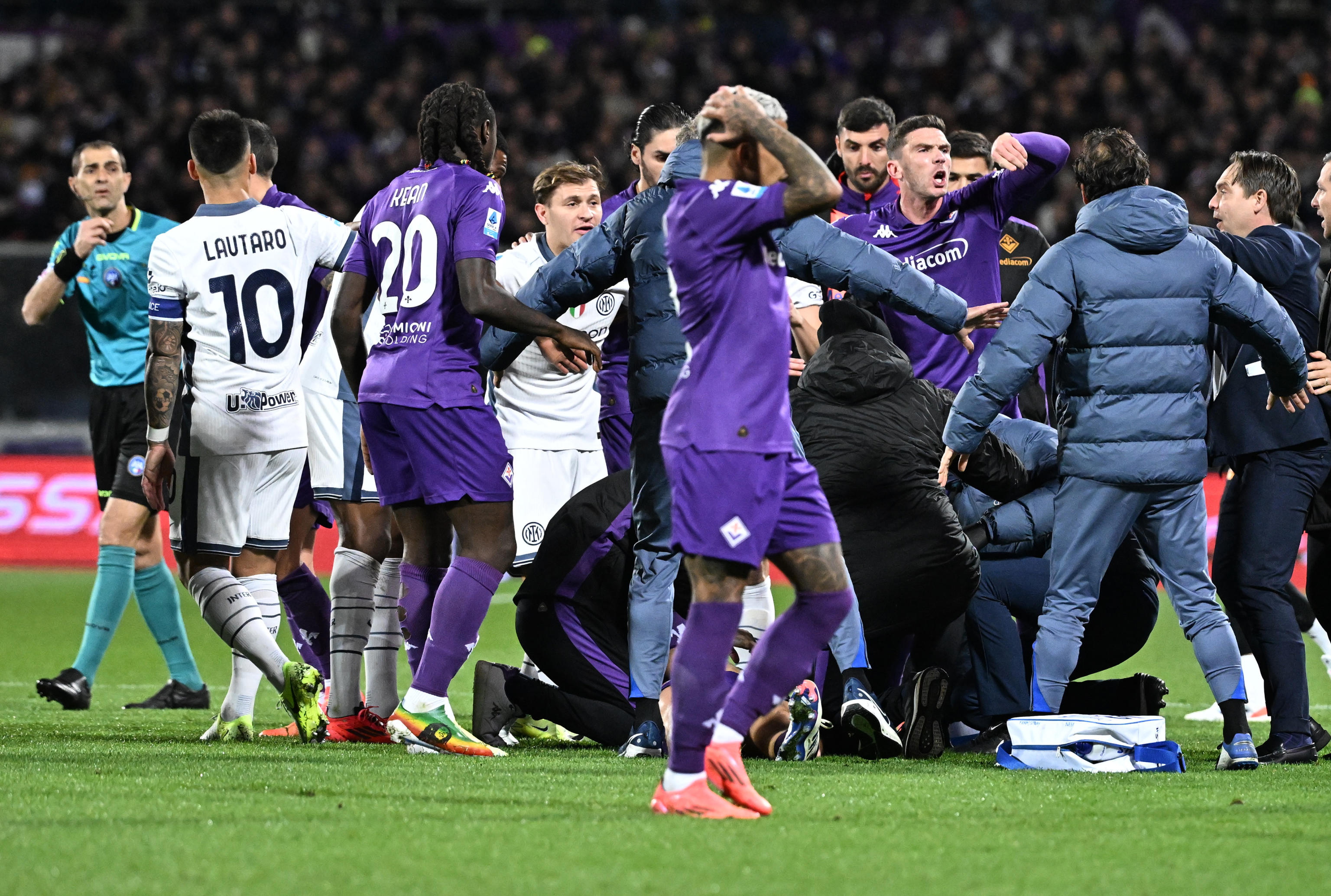 ¡Pánico en Italia! Jugador se desmayó y convulsionó en pleno partido, video