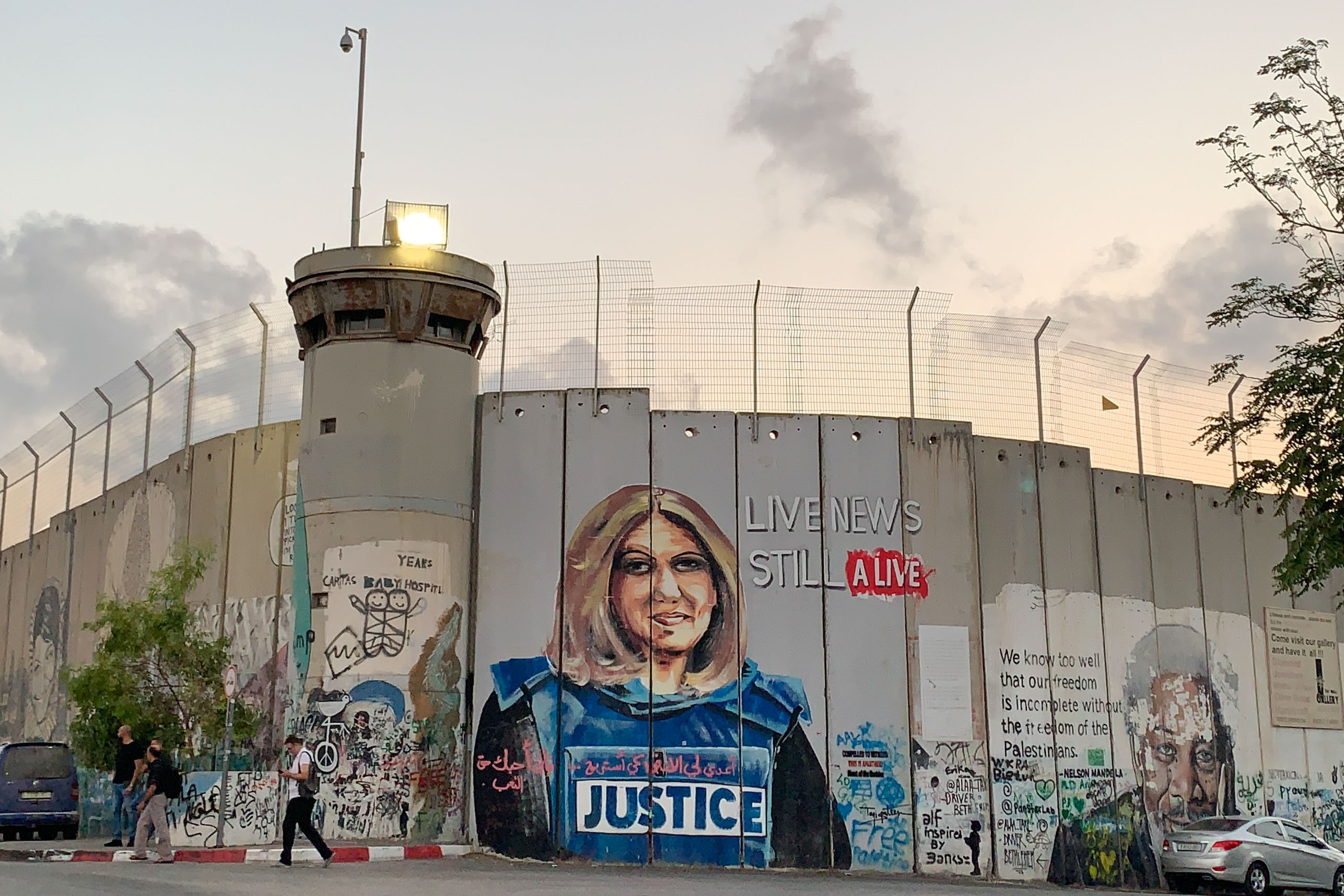 JERUSALÉN, 01/09/2023.- Vista del muro lleno de graffitis que divide Israel de Cisjordania ocupada, en Belén este viernes. Desde su taller en Jerusalén, el pintor judío Udi Merioz alza su pincel y libra una batalla iconográfica contra el artista callejero Banksy y sus famosísimos grafitis de protesta contra la ocupación israelí. EFE/ Yemeli Ortega