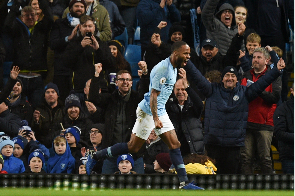 Chelsea suspende a cuatro hinchas por insultos racistas contra Sterling