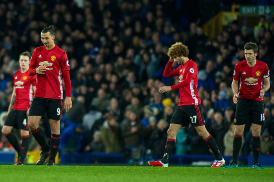 Los jugadores del Manchester United se lamentan tras el empate que rescató el Everton. / EFE