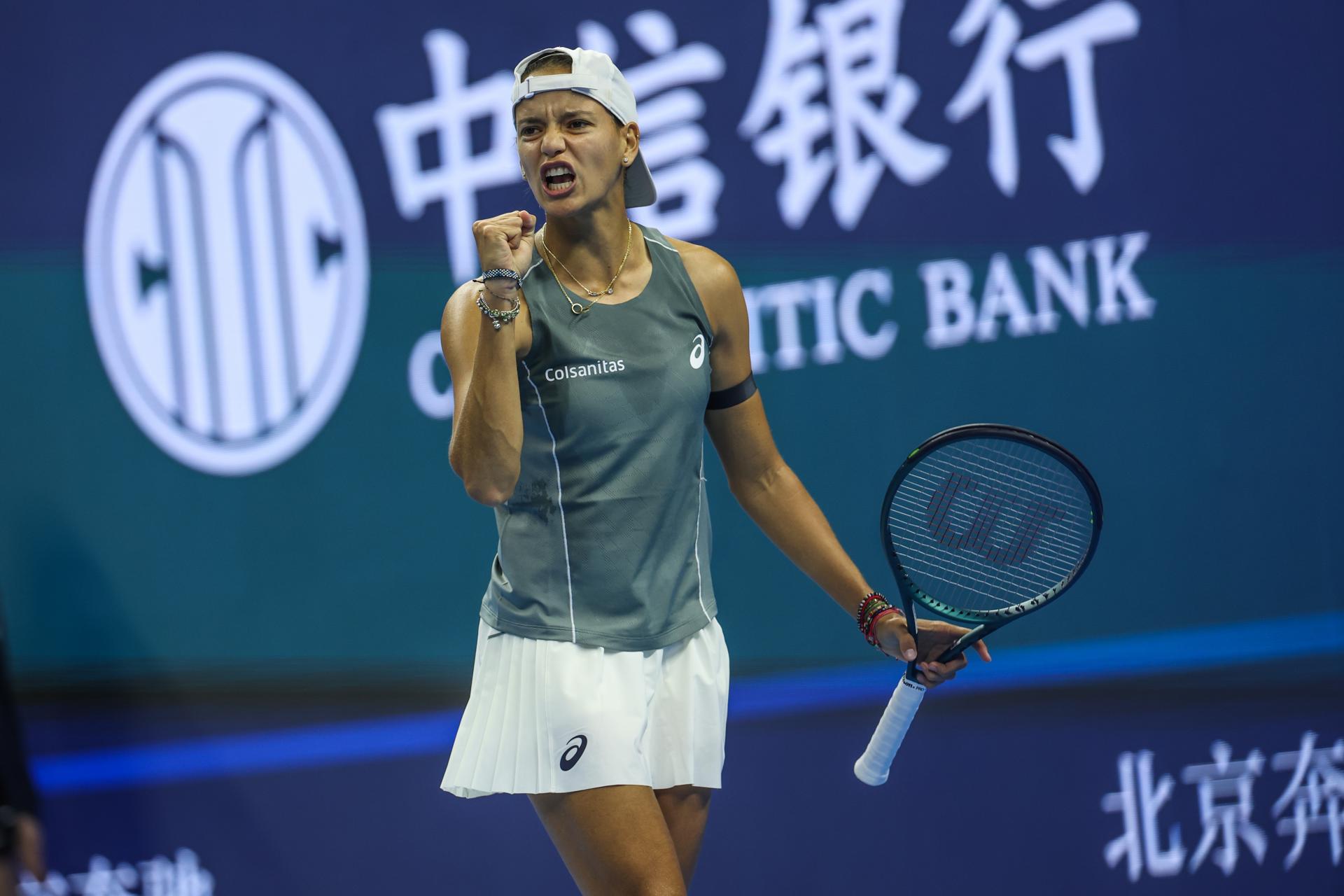 BEIJING (China), 27/09/2025.- Emiliana Arango of Colombia gestures during women's singles round of 64 match against Zheng Qinwen of China at the China Open tennis tournament in Beijing, China, 27 September 2025. (Tenis) EFE/EPA/WU HAO