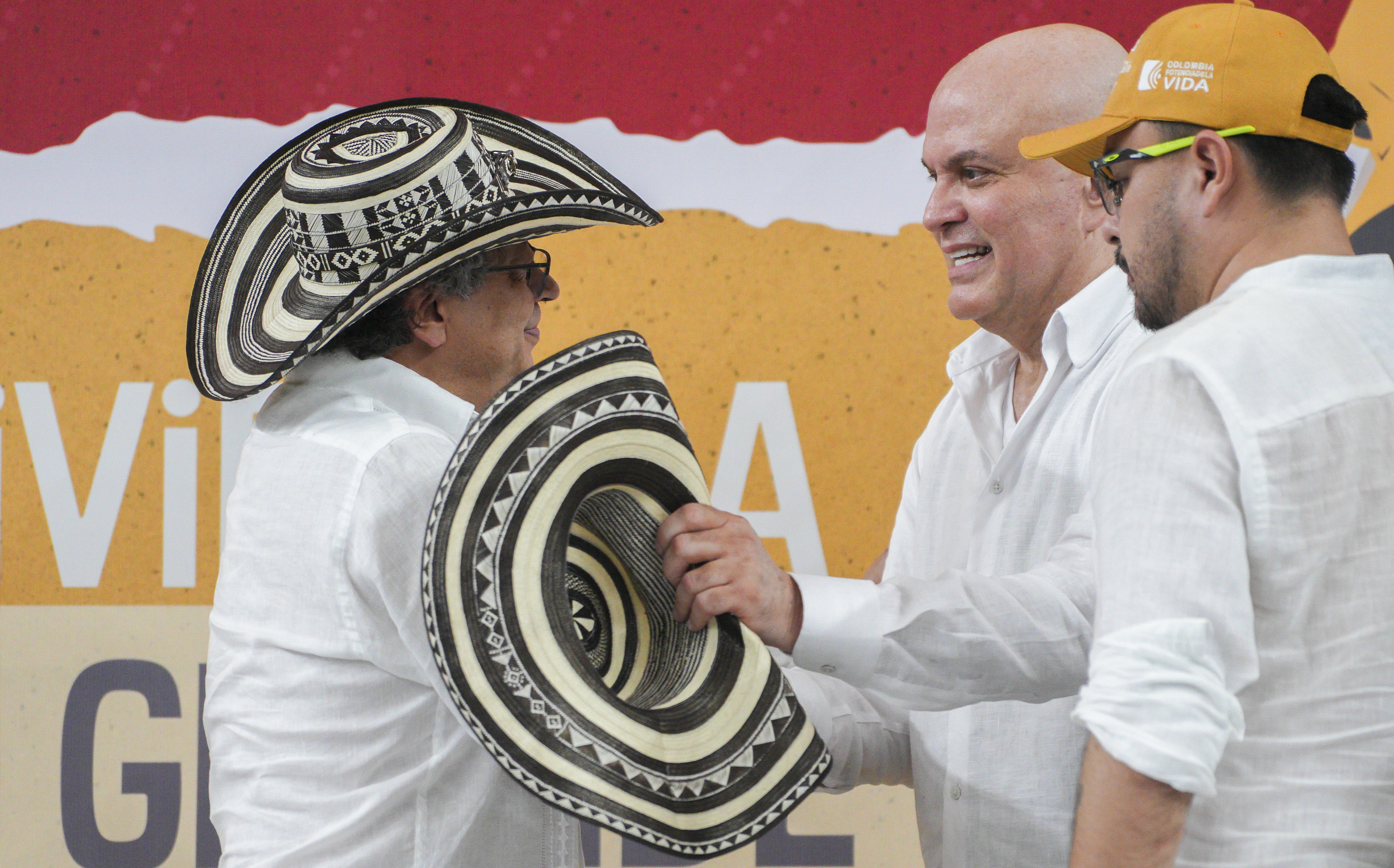 AME4613. MONTERÍA (COLOMBIA), 03/10/2024.- Fotografía cedida por la oficina de prensa de la Presidencia de Colombia del mandatario, Gustavo Petro (i), junto al ex jefe paramilitar Salvatore Mancuso, este jueves en Montería (Colombia). Petro se encontró con el ex jefe paramilitar Salvatore Mancuso en un evento de entrega de tierras en el departamento de Córdoba, donde este último pidió perdón a las víctimas y se comprometió a trabajar por la reparación. EFE/ Presidencia De Colombia / SOLO USO EDITORIAL/ SOLO DISPONIBLE PARA ILUSTRAR LA NOTICIA QUE ACOMPAÑA (CRÉDITO OBLIGATORIO)