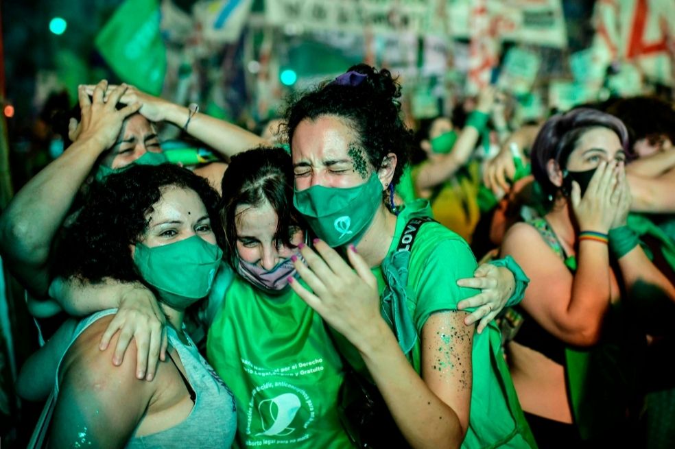 Envueltas en pañoletas verdes y con el puño en alto, miles de mujeres pasaron la noche conteniendo el aliento frente al Congreso de Argentina a la espera de una decisión.