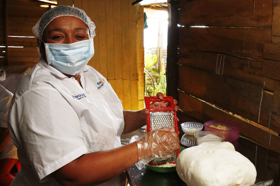 Con clases de cocina y panadería, habitantes de Bello, luchan contra la pobreza