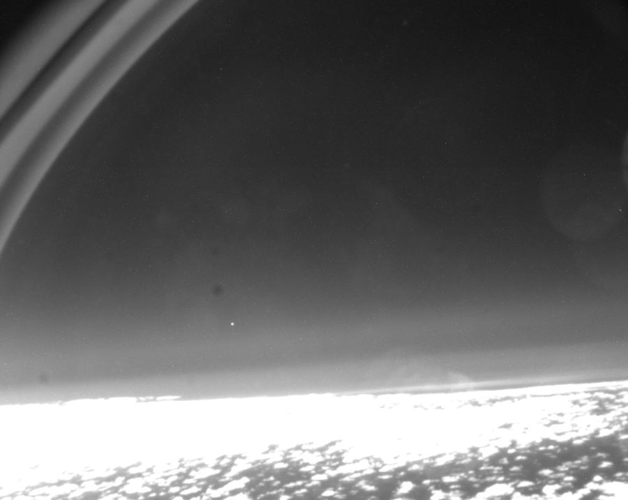 Capturan la primera imagen de un satélite reingresando a la atmosfera de la Tierra