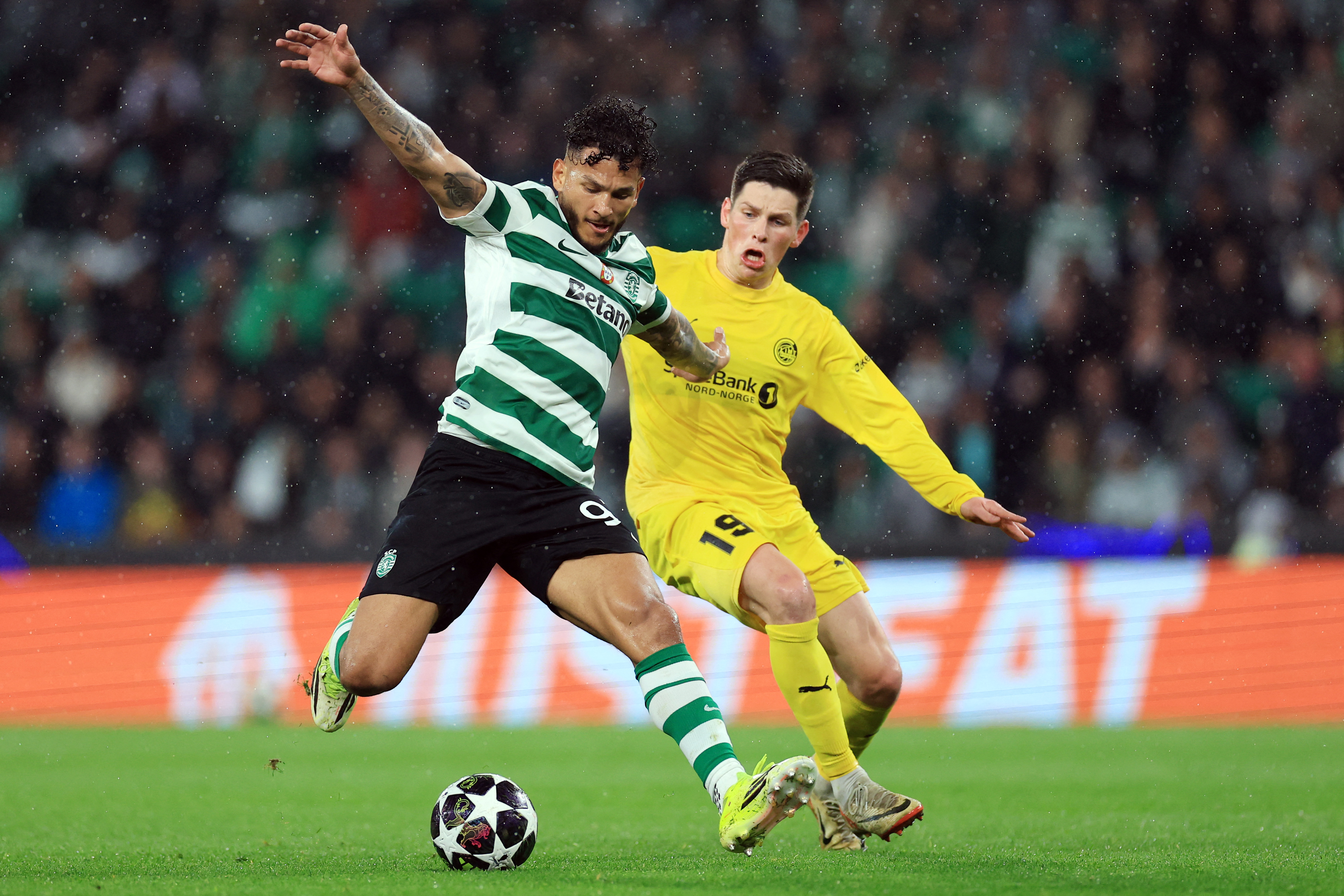 Sporting Lisbon's Colombian forward #97 Luis Suarez and Bodoe/Glimt's Norwegian midfielder #19 Sondre Brunstad Fet fight for the ball during the UEFA Champions League last 16 second leg football match between Sporting CP and Bodoe/Glimt at Jose Alvalade stadium in Lisbon on March 17, 2026. (Photo by PATRICIA DE MELO MOREIRA / AFP)