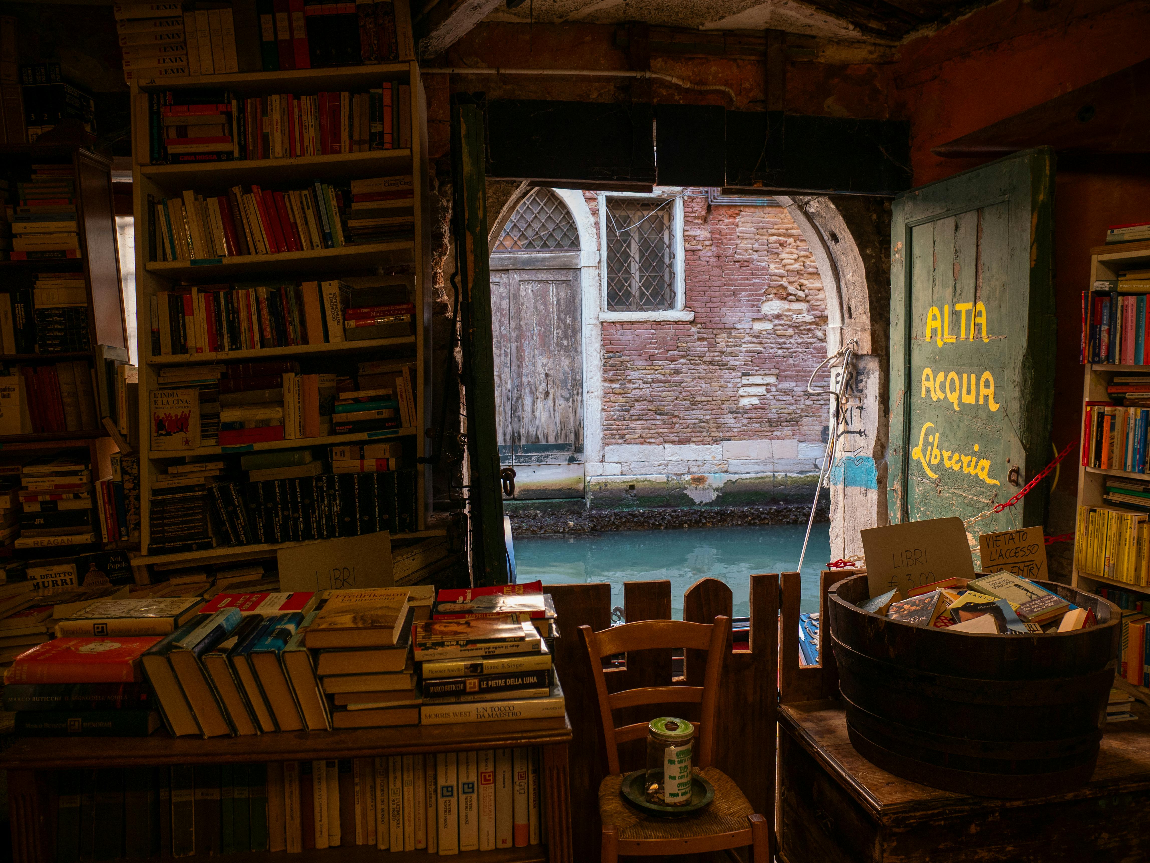 La caótica y encantadora Libreria Acqua Alta es una de las librerías más singulares del mundo, la cual está en Venecia, Italia, donde los libros conviven con bañeras, góndolas y rincones improvisados para resistir las frecuentes inundaciones de la ciudad. Fundada por Luigi Frizzo, este espacio rompe con cualquier idea tradicional de orden: aquí las pilas de volúmenes se desbordan, un gato duerme entre ellos y una escalera hecha de enciclopedias se ha convertido en uno de los puntos más fotografiados. Más que una librería, es un reflejo del ingenio veneciano frente al agua y un lugar donde el caos termina siendo parte de su encanto.