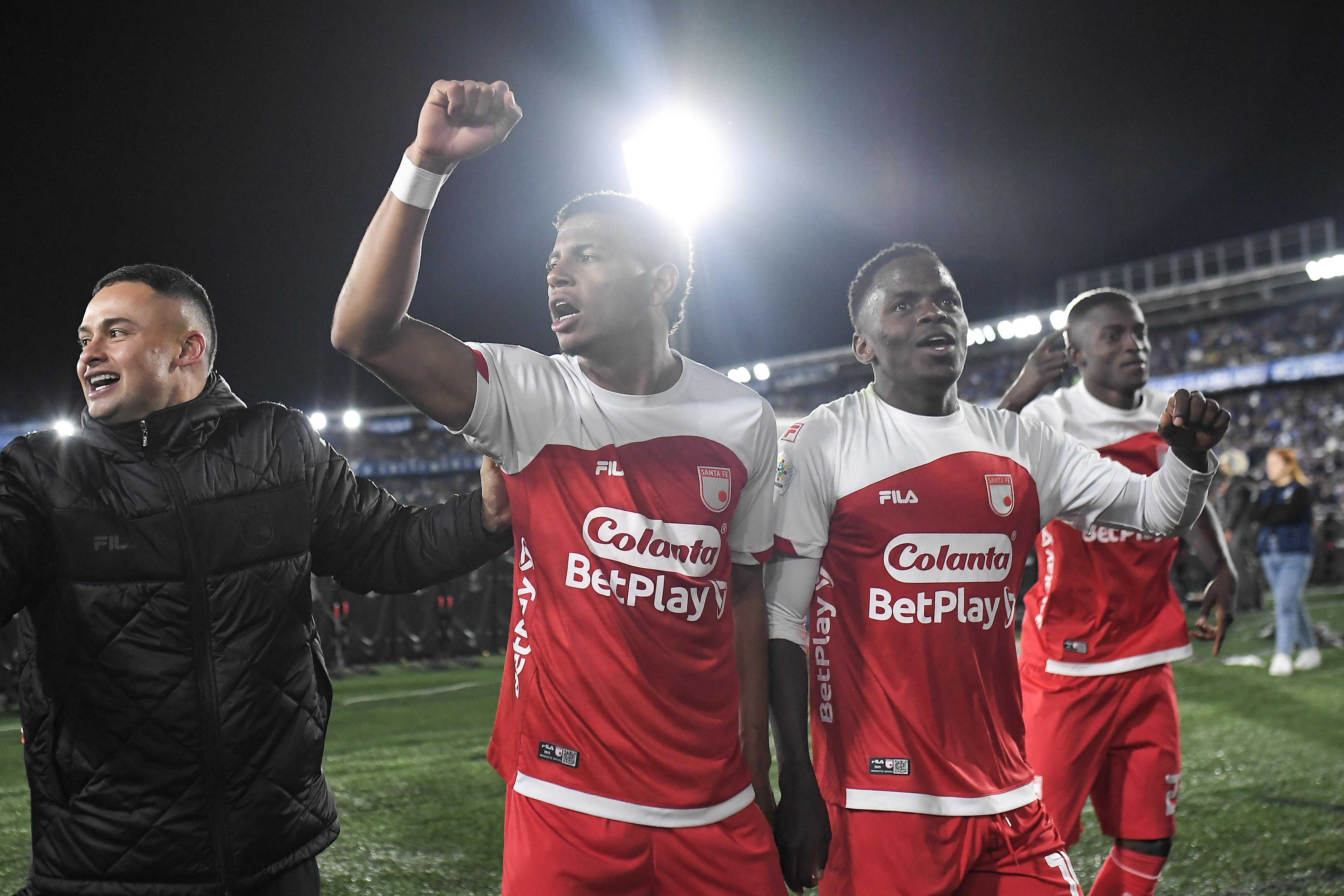 Los jugadores de Santa Fe celebran la clasificación a la final de la Liga BetPlay. Serán rivales de Independiente Medellín.