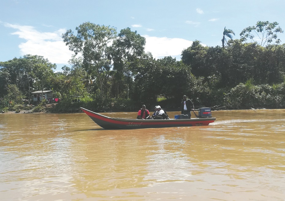 Líderes del Anchicayá en un recorrido por el río.Nicolás Sánchez“Yo me siento muy dolida con lo que está pasando en el río Anchicayá”, se lamenta Elva Jiménez, presidenta del Consejo Comunitario de Bracitos Amazonas. Cuenta que después de Semana Santa una familia entera se enfermó por el agua del río; papá, mamá e hijo sufrieron de diarrea y vómito, por lo que fueron trasladados a un hospital de la cabecera municipal. También dice que las prácticas tradicionales se han visto afectadas. Siguiendo una costumbre ancestral, una mujer se lanzó al río ocho días después de haber dado a luz, se salió y luego se enfermó.
