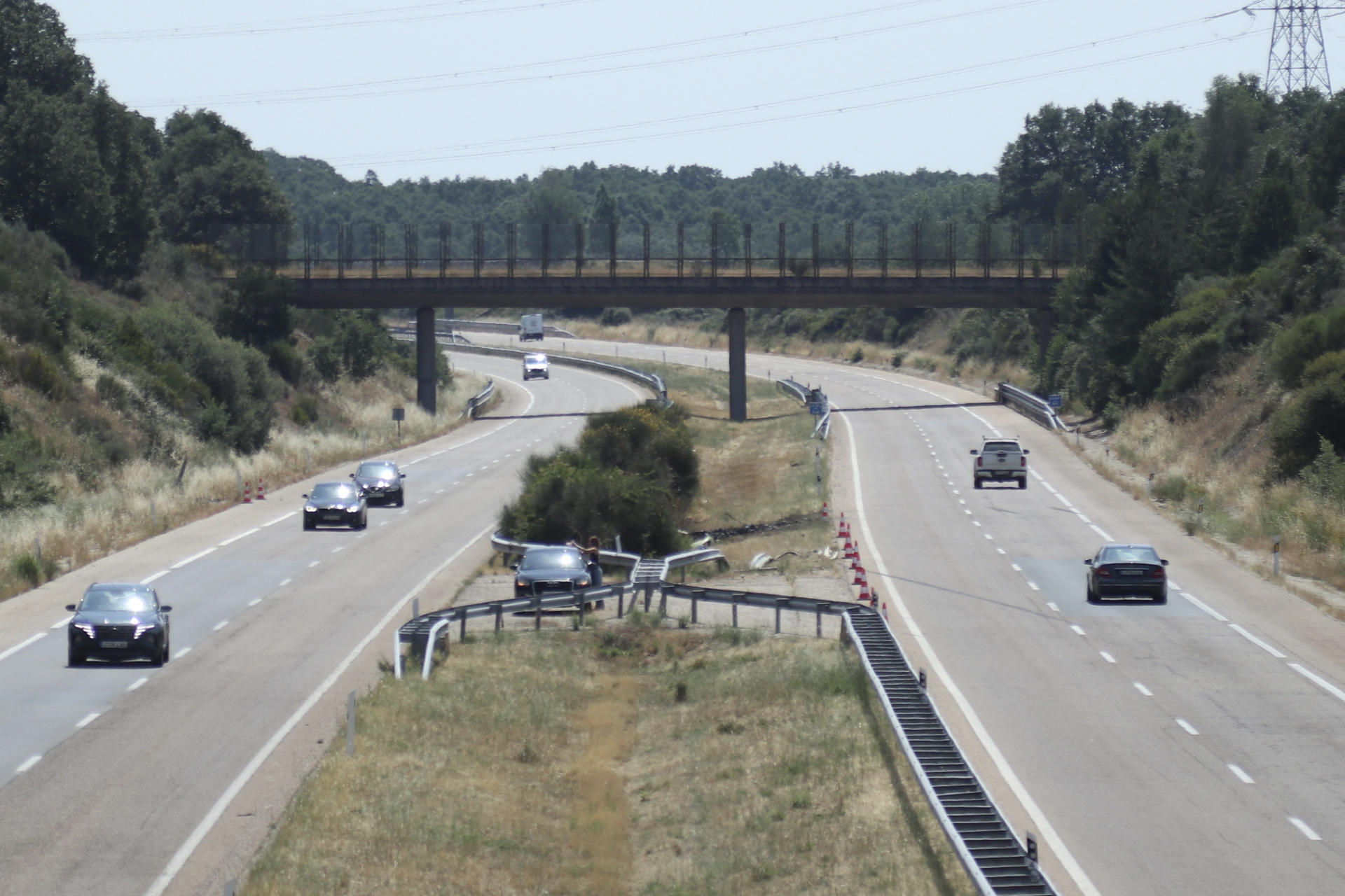 CERNADILLA (ZAMORA), 03/07/2025.- Vista del lugar del accidente en el que el futbolista del Liverpool Diogo Jota, de 28 años, y su hermano André, de 26, han fallecido esta madrugada, después de que su vehículo saliera de la vía en la Autovía Rías Bajas (A-52) en Cernadilla (Zamora, España). Según informan a EFE fuentes de la investigación, los dos hermanos portugueses han muerto a bordo de un Lamborghini que, por causas que se investigan, se salió de la autovía Rías Bajas (A52) a la altura del kilómetro 65, en sentido Benavente, en torno a las 00:40 horas. EFE/Mariam A. Montesinos