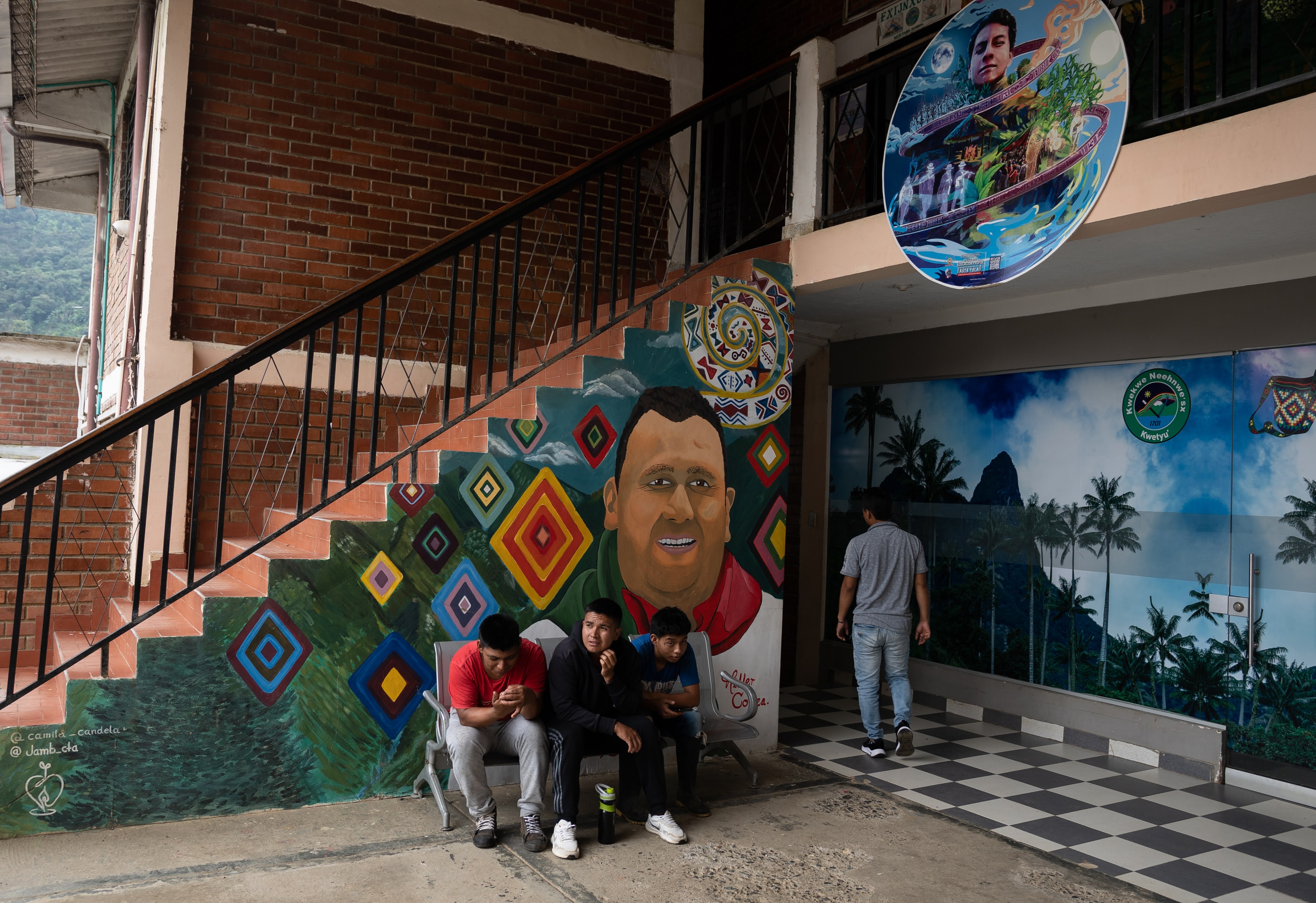 La imagen del padre Álvaro Ulcué y otros líderes del movimiento indígena asesinados se mantiene en los principales espacios de los nasa.