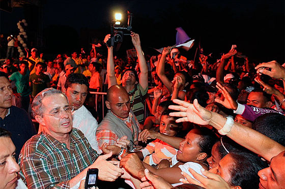 Uribistas recolectan firmas pidiéndole a Uribe que encabece lista al Senado