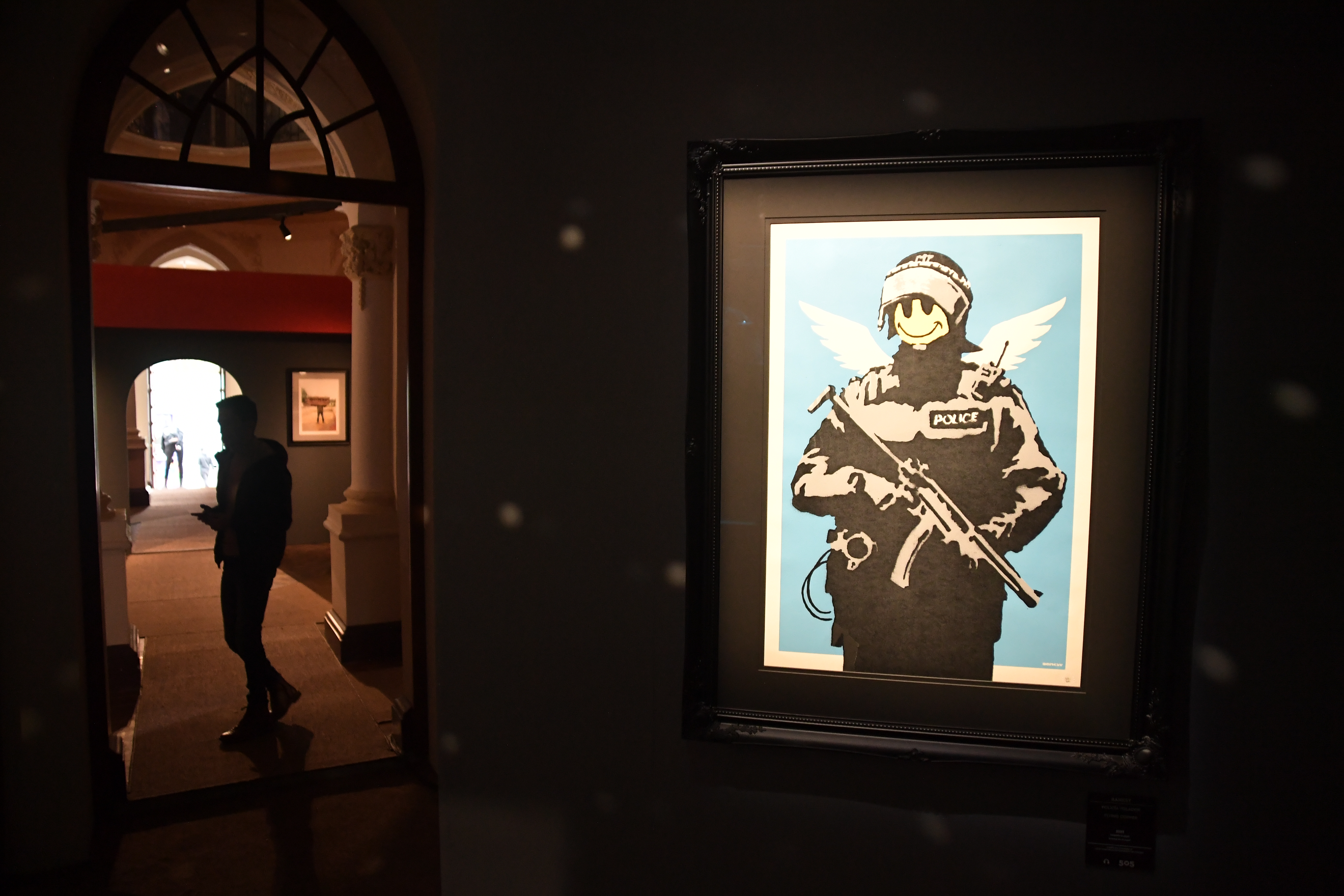 alrededor de 100 obras originales, certificadas por la oficina de Pest Control de Banksy. Van a encontrar desde cuadros, ´stencils´, galerías de realidad virtual, van a poder ver toda la obra del artista desde otra perspectiva y otra forma mucho más moderna.
