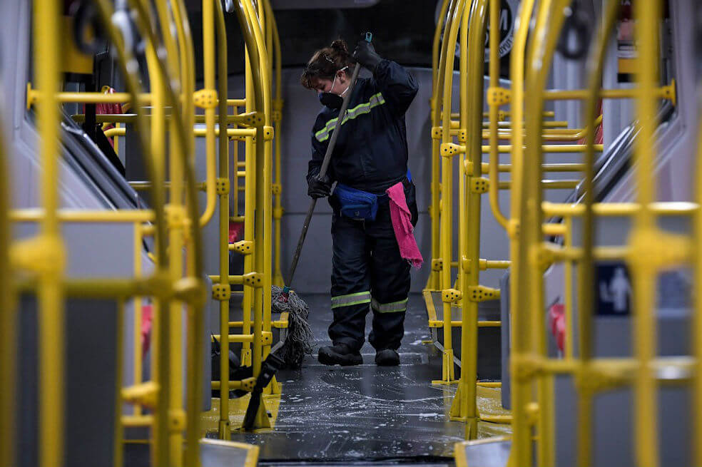 En fotos: las labores de lavado y desinfección de buses de Transmilenio