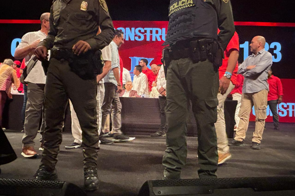 El expresidente César Gaviria fue custodiado por la Policía cuando se formaron escaramuzas en la convención del Partido Liberal.