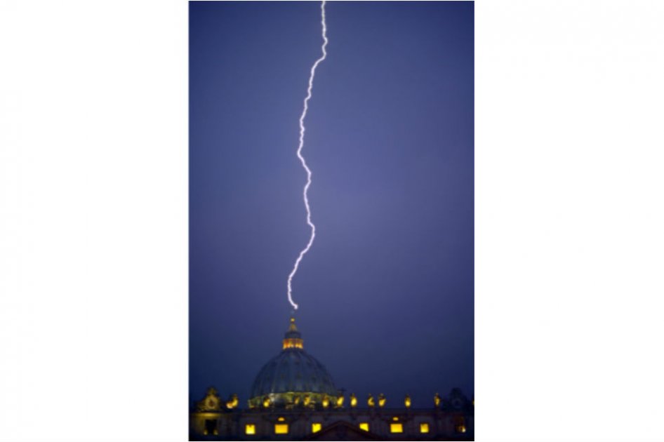 La polémica imagen de la renuncia de Benedicto XVI