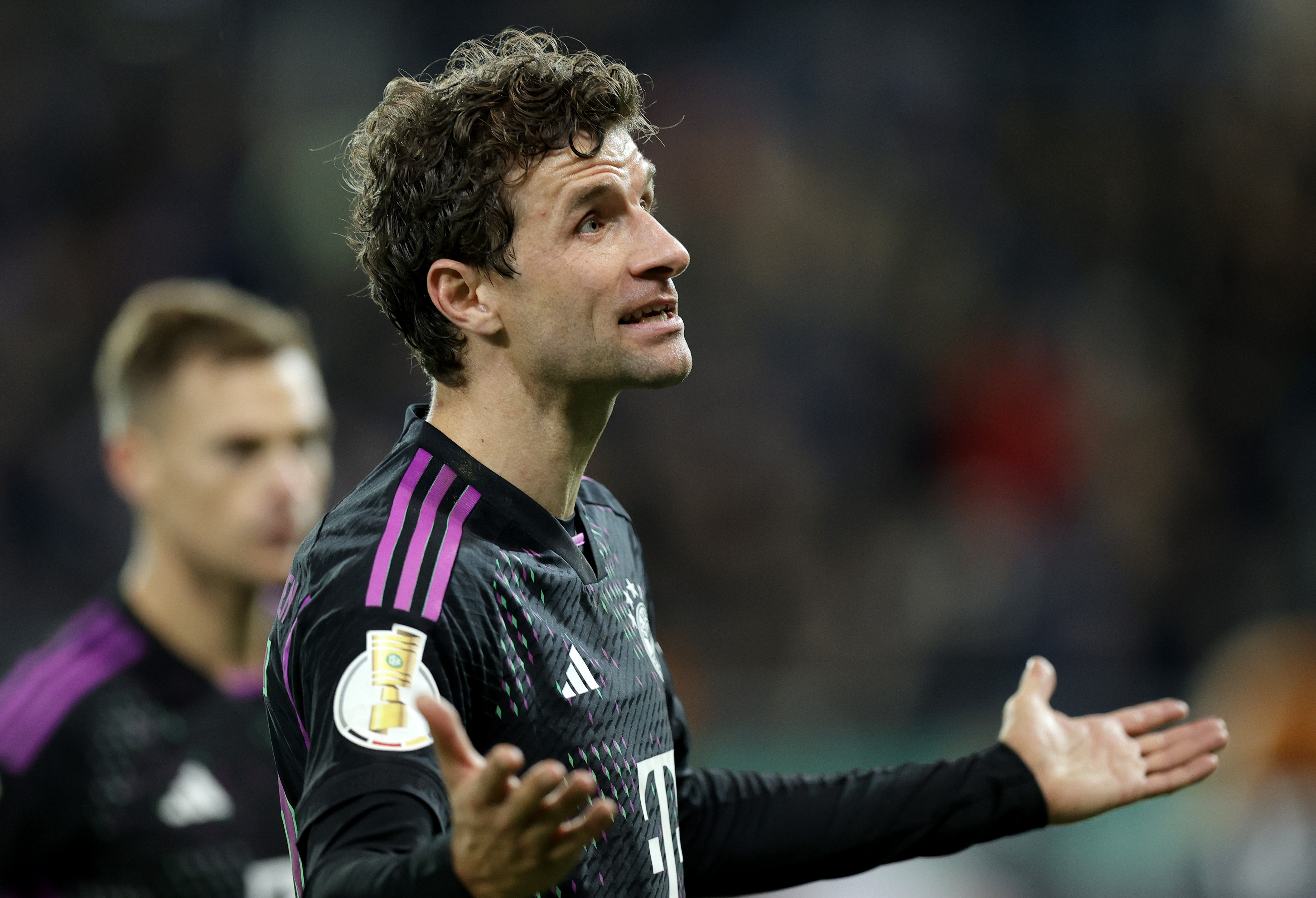 Saarbruecken (Germany), 01/11/2023.- Munich's Thomas Mueller reacts after losing the German DFB Cup second round soccer match between 1. FC Saarbruecken and FC Bayern Munich in Saarbruecken, Germany, 01 November 2023. (Alemania) EFE/EPA/RONALD WITTEK CONDITIONS - ATTENTION: The DFB regulations prohibit any use of photographs as image sequences and/or quasi-video.
