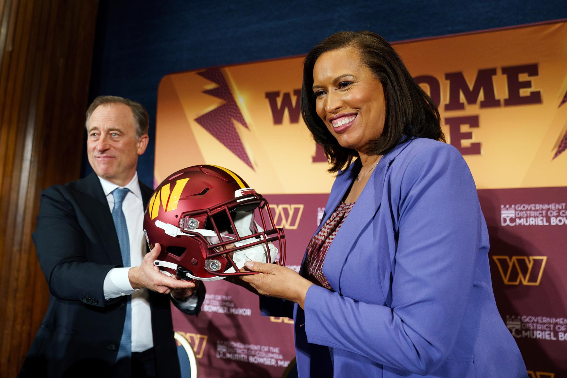 Washington (United States), 28/04/2025.- Washington Commanders managing partner Josh Harris (L) and DC Mayor Muriel Bowser hold a helmet during a press conference at the National Press Club in Washington, DC, USA, 28 April 2025. During the press conference, DC Mayor Bowser and the Washington Commanders announced plans to move back to the RFK Stadium in the District of Colombia. EFE/EPA/WILL OLIVER
