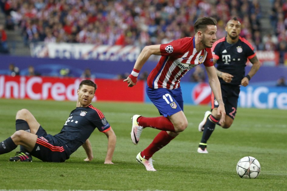 Xavi Alonso quedó en el suelo tras la jugada de Saúl Ñíguez. / EFE