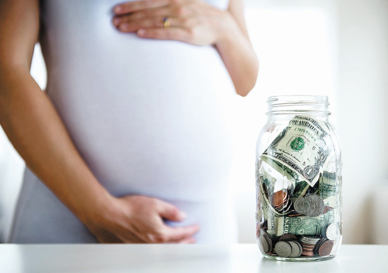 Prohibir la gestación por sustitución: la propuesta que retoma el uribismo