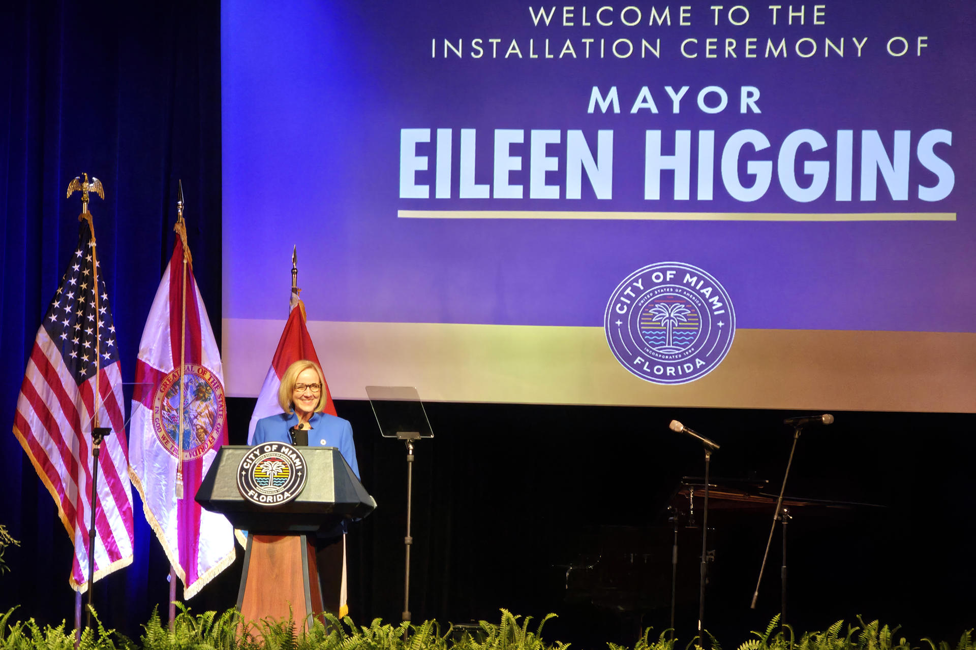 USA7340. MIAMI (ESTADOS UNIDOS), 18/12/2025.- La alcaldesa electa de Miami, Eileen Higgins, habla durante el acto de juramento este jueves, en la Universidad de Miami-Dade College, en Miami, Florida (EE.UU.). Higgins tomó posesión de su cargo como alcaldesa de Miami, poniendo fin a una racha de 24 años sin que un demócrata ganara la Alcaldía, y convirtiéndose en la primera mujer y la primera persona no hispana en asumir la jefatura del Gobierno municipal. EFE/ Alberto Boal